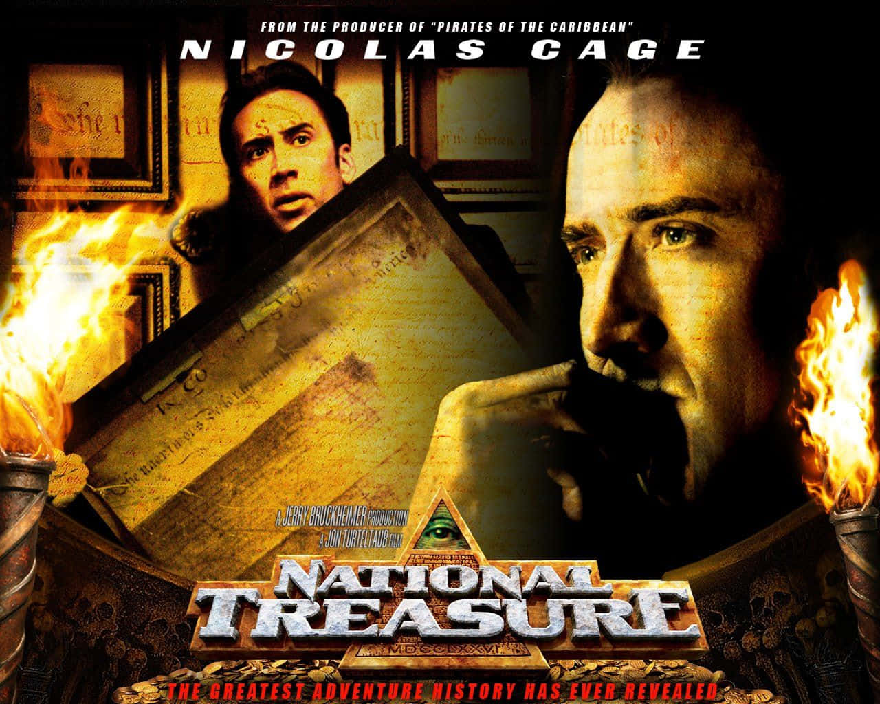 National Treasure 桌布 壁紙 — 尼可拉斯·凱吉在一個光線昏暗、充滿古代文物和火焰的房間裡，專注地凝視著一張燃燒的藏寶圖。