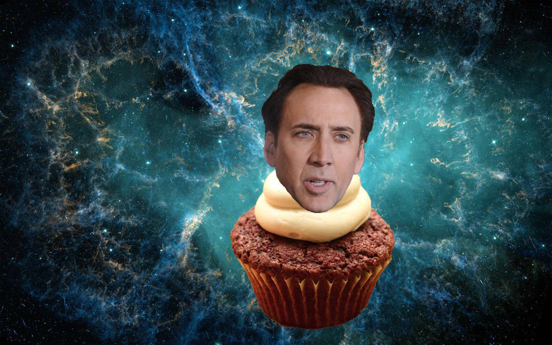 nicolas cage meme 桌布 壁紙 — 尼可拉斯·凱吉的臉從巧克力杯子蛋糕中浮現，背景是旋轉的宇宙星雲。