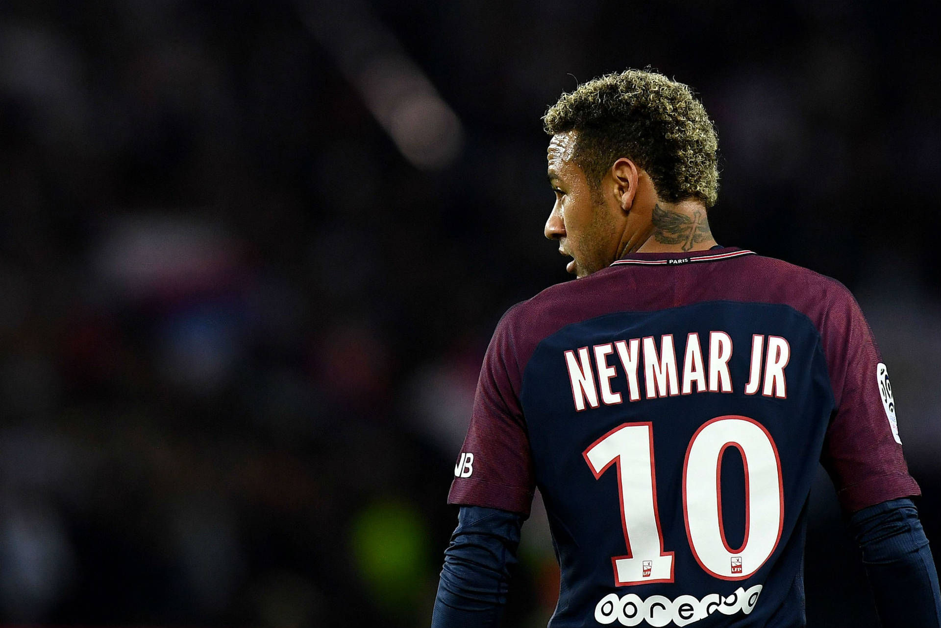 尼馬 Jr 穿著 PSG 球衣 10 號在夜間足球比賽中。 — 内马尔 壁紙