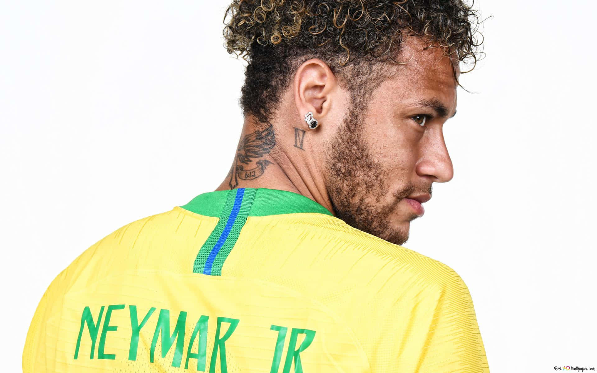 内马尔 桌布 壁紙 — 尼馬（Neymar Jr）身穿黃色巴西球衣，在白色背景上輕微轉身的特寫。