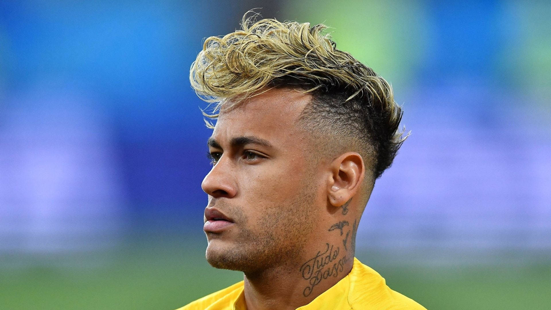 尼馬（Neymar Jr）身穿黃色球衣、漂白頭髮和頸部刺青。 — 内马尔 壁紙