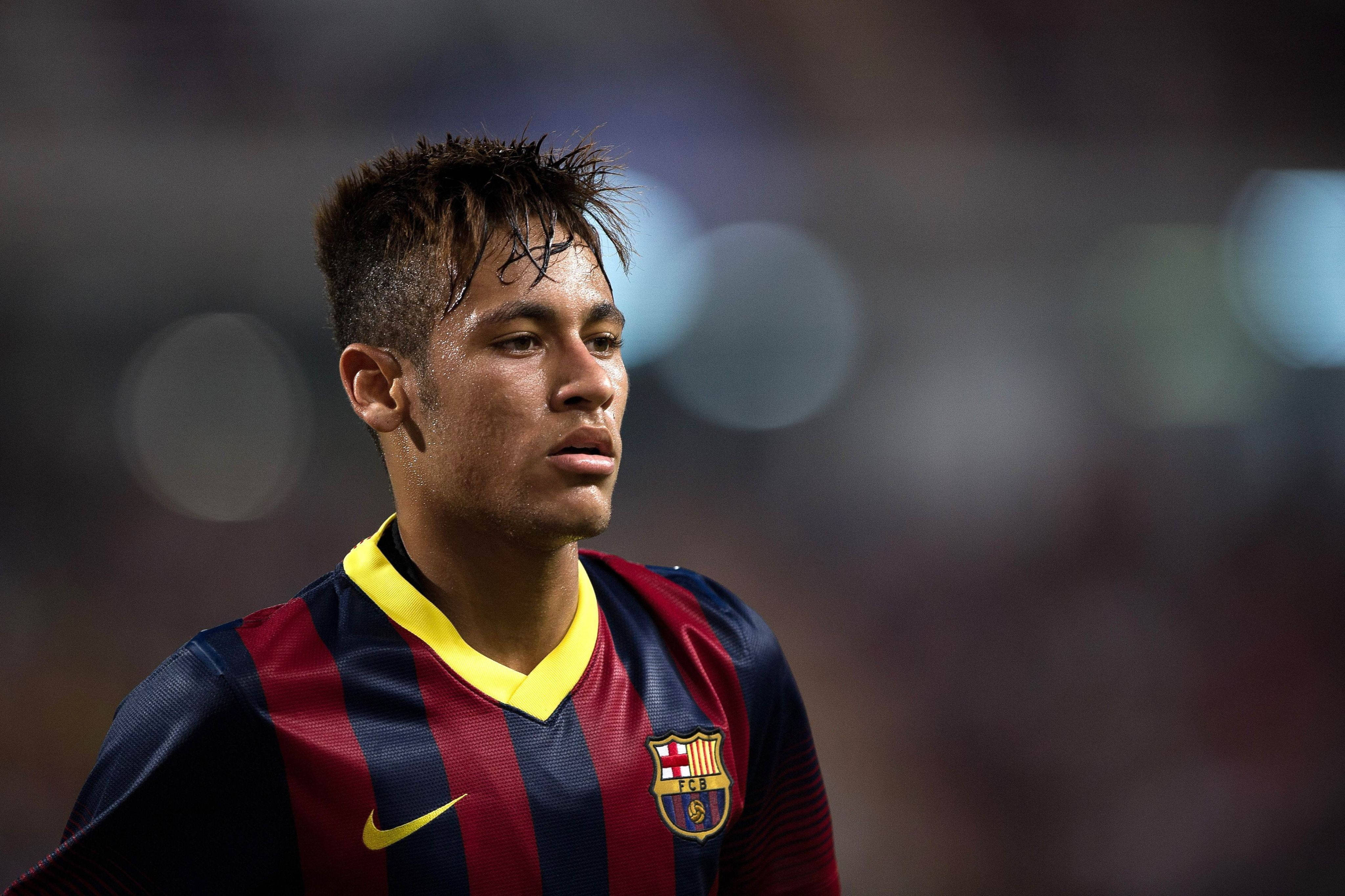 Neymar 4K 桌布 壁紙 — 尼馬身穿巴塞隆納球衣，濕髮，表情專注，背景為模糊球場的特寫肖像。