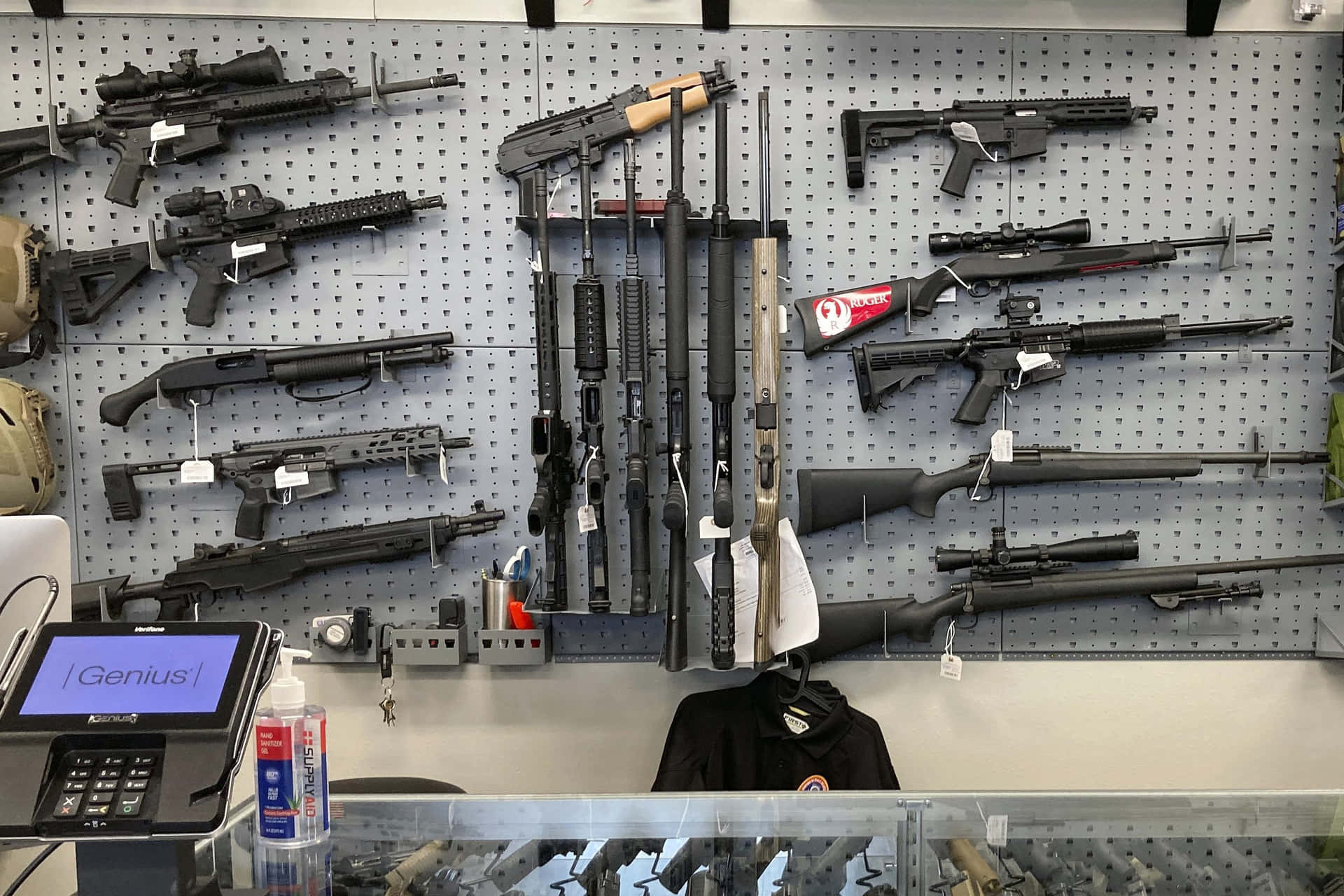 展示許多槍枝的槍店 壁紙