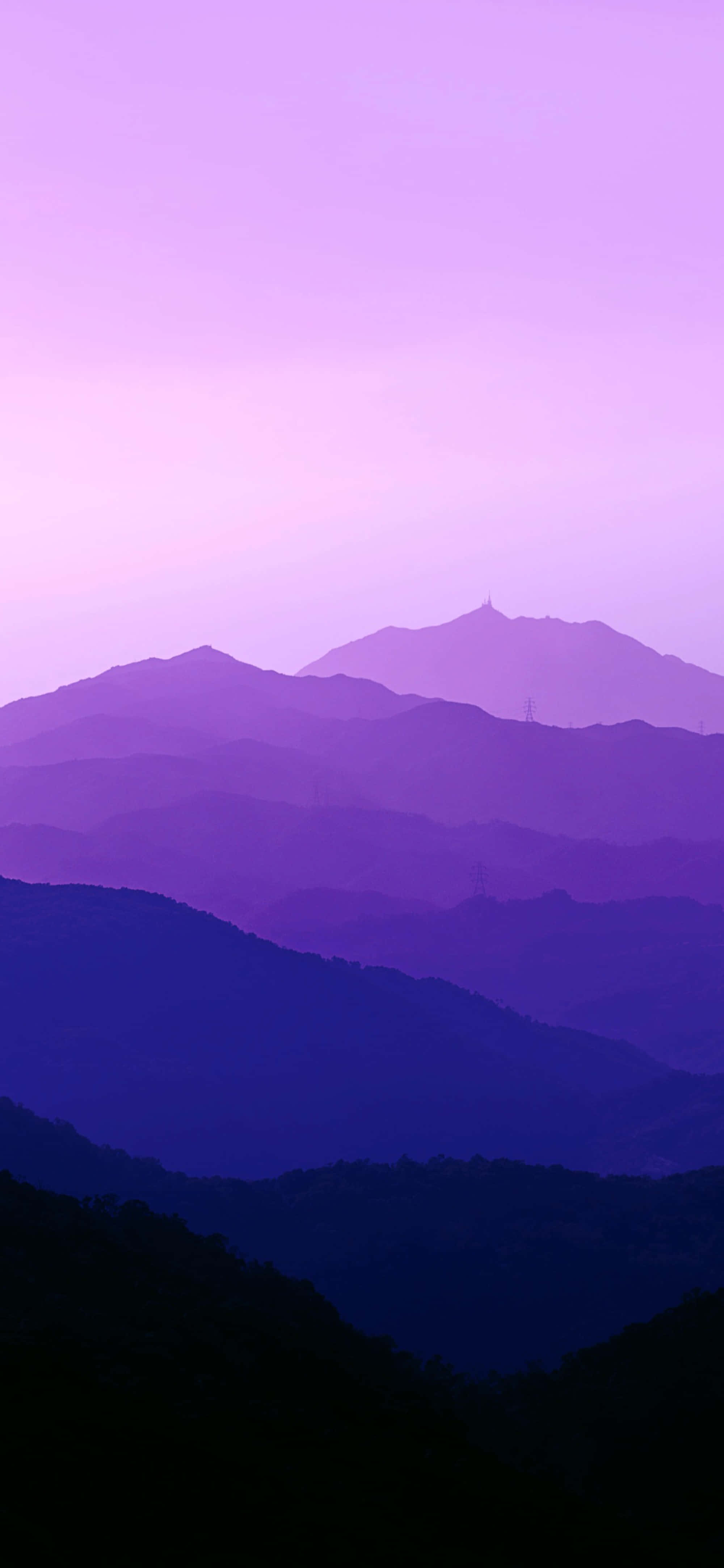 Blue And Purple Sunset 桌布 壁紙 — 層層疊疊的山脈逐漸消失在夢幻般的紫色暮色天空中，帶有柔和的漸變和遠處的輪廓。