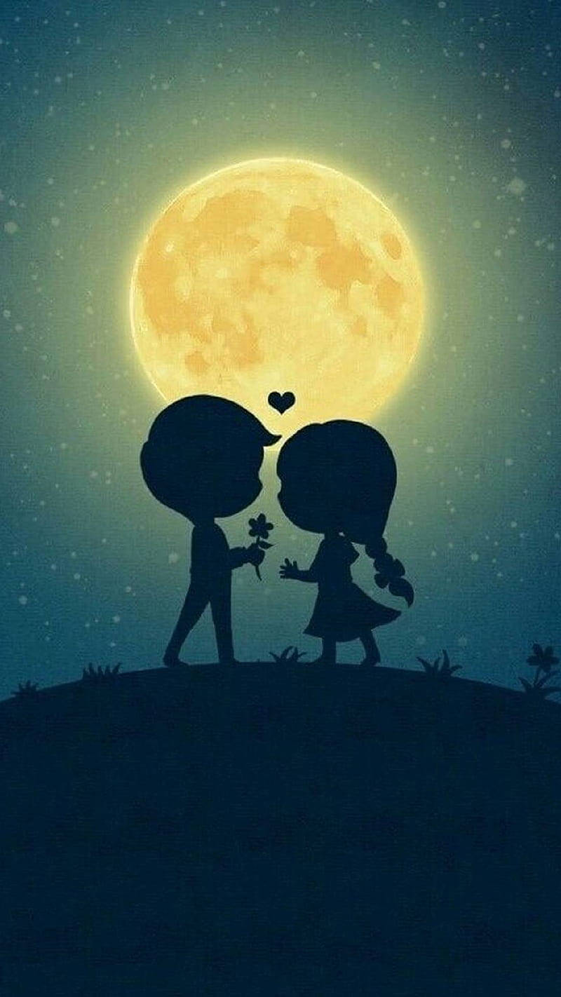 Couple 桌布 壁紙 — 山丘上的剪影情侶在閃爍的滿月下分享溫馨時刻，中間有一顆心。