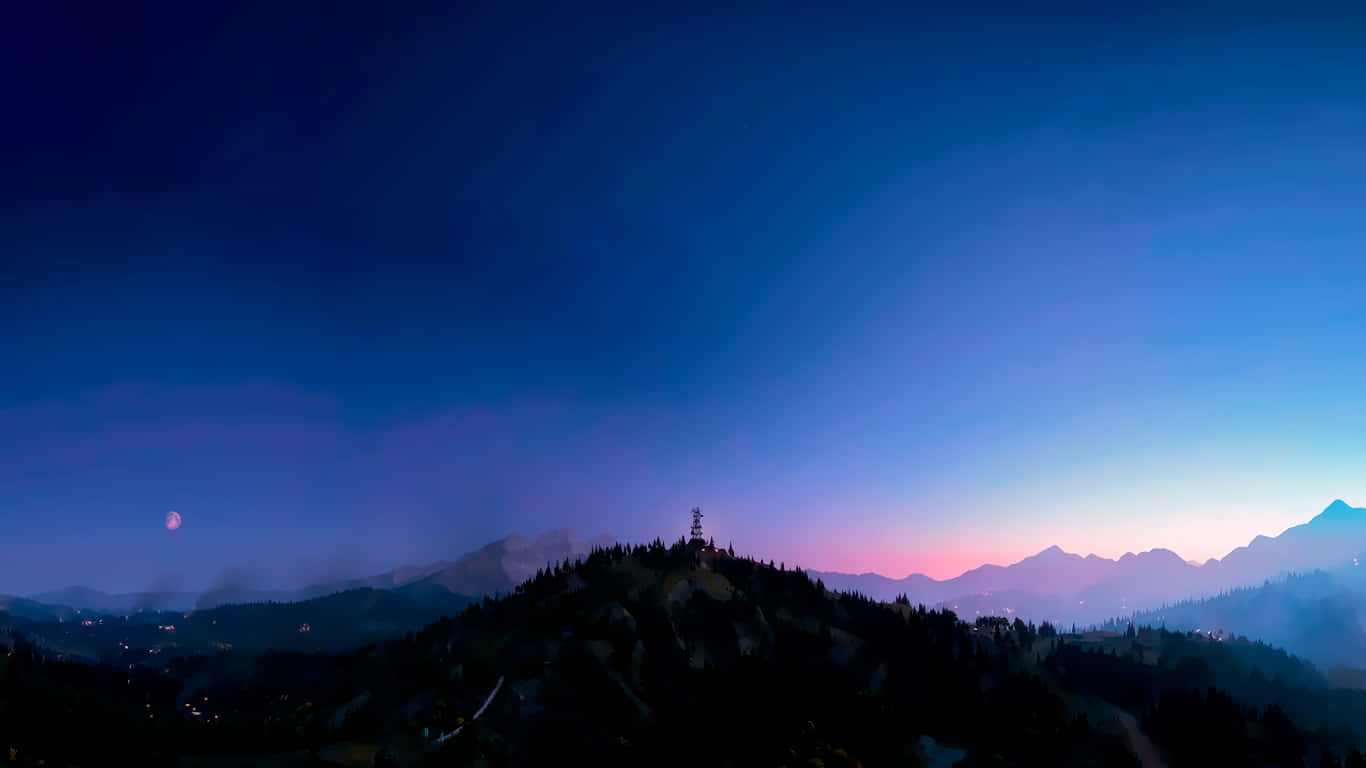 山景 桌布 壁紙 — 山峰在暮色天空下形成剪影，下方有發光的月亮和遠處的城市燈光。