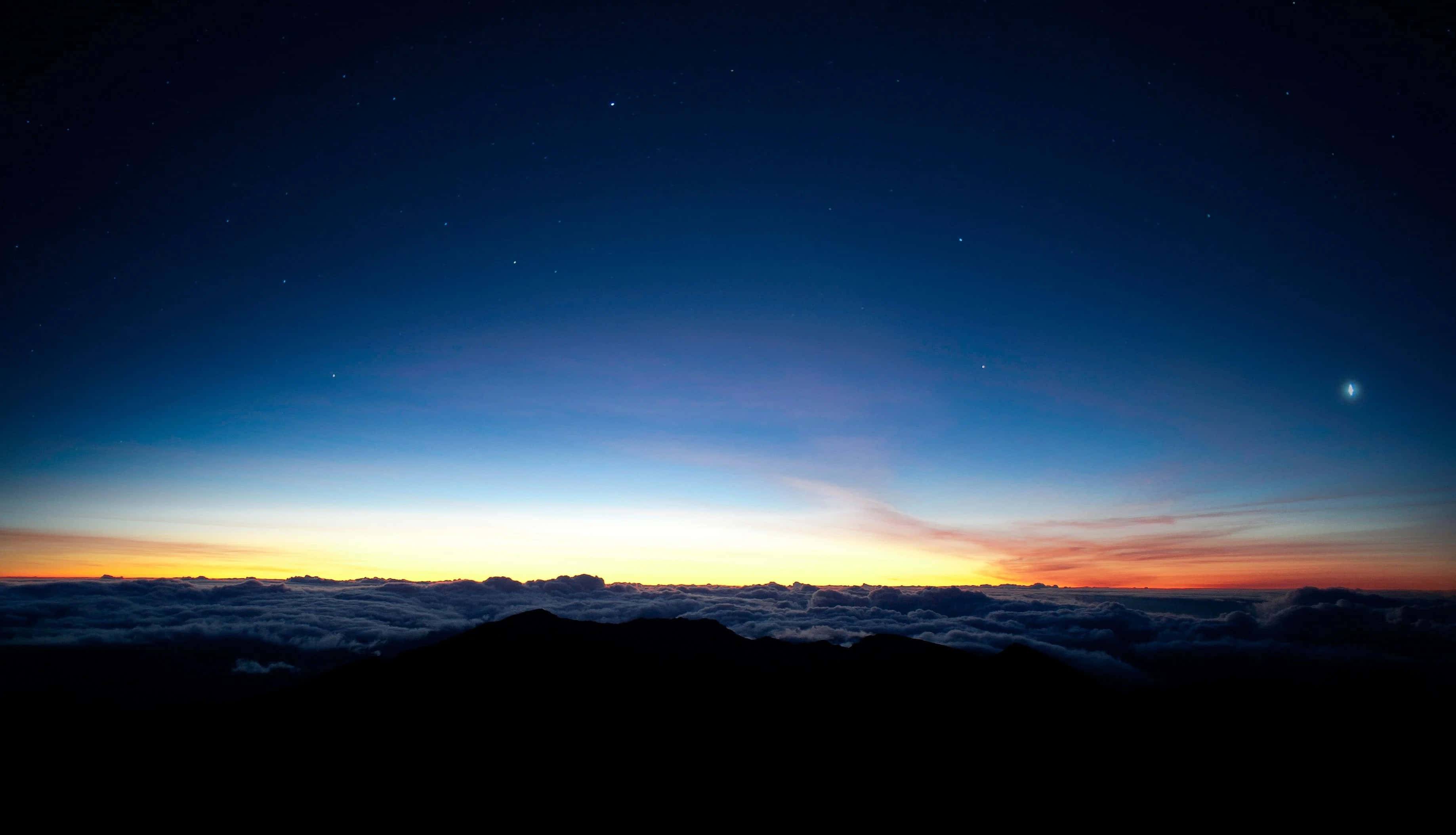 Horizon 桌布 壁紙 — 山峰在暮色天空中以剪影呈現，上方有星星和發光的地平線，雲層之上。