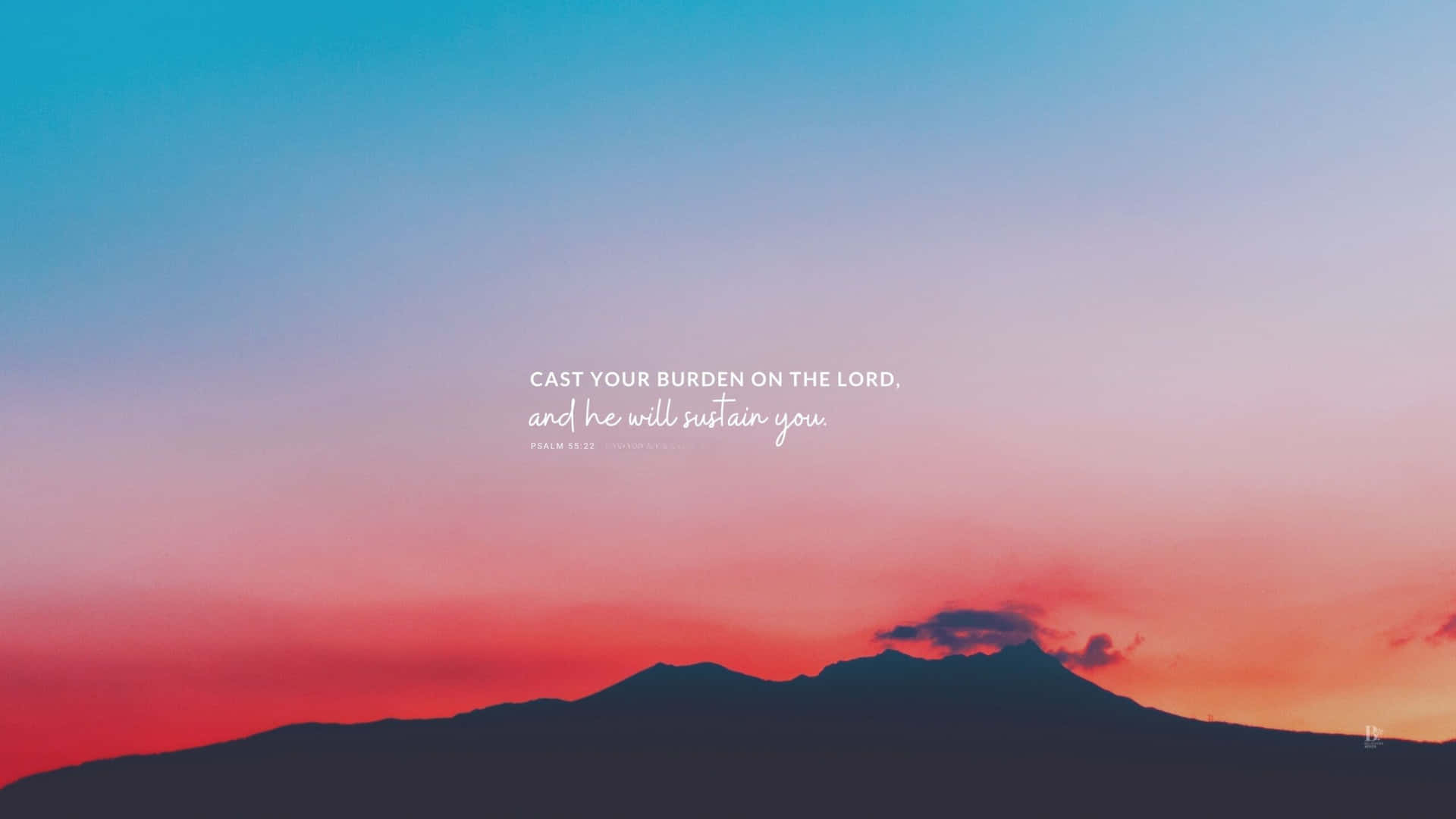 Bible Verse Desktop 桌布 壁紙 — 山脈剪影在藍、粉紅、橙色的漸層天空下，日落時分，附有勵志文字疊加。