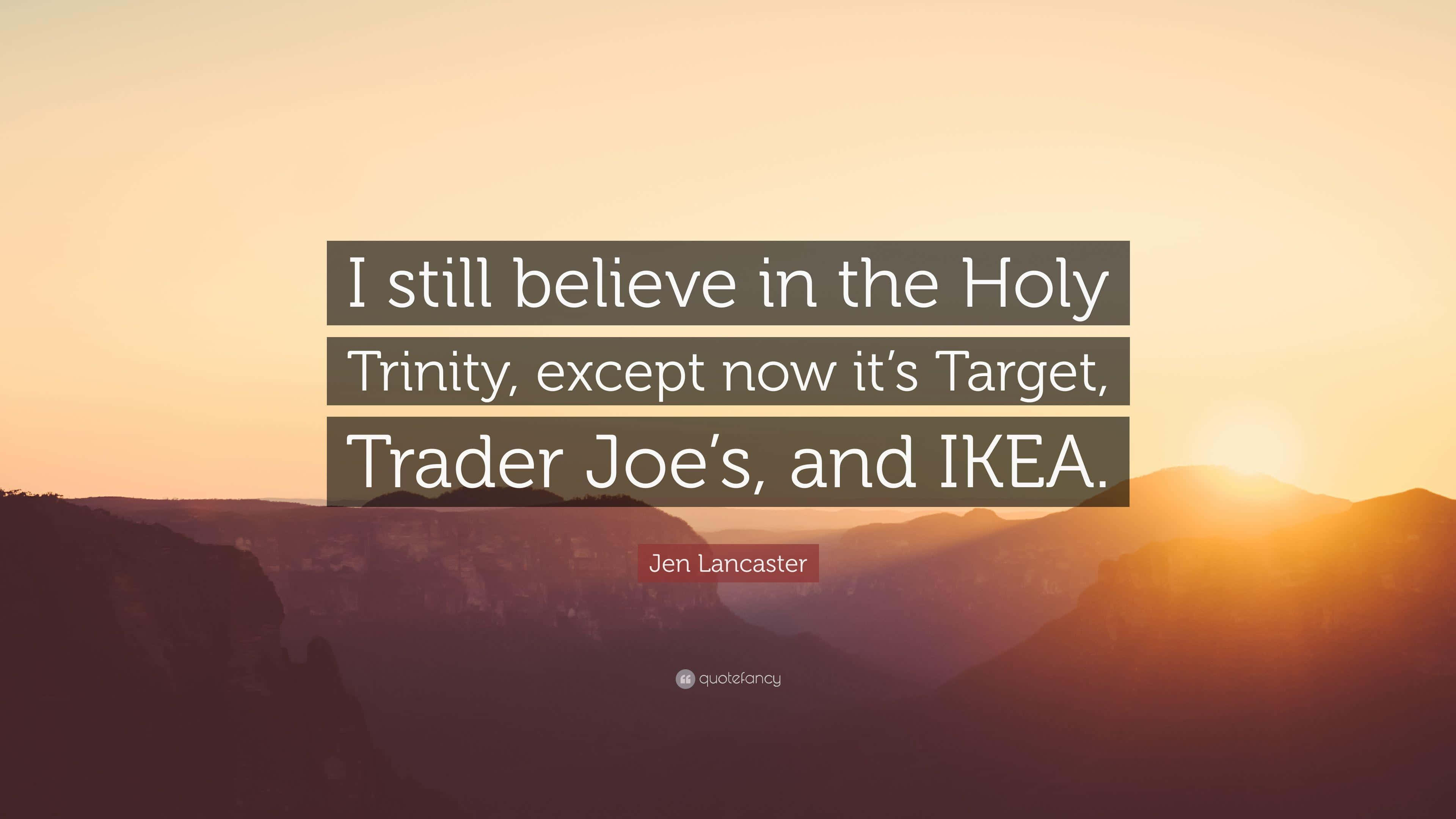 Holy Trinity 桌布 壁紙 — 山脈沐浴在金色日落光芒中，並帶有幽默的引言，關於現代零售業的三位一體。