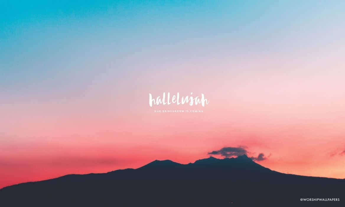 Girly Bible Verse 桌布 壁紙 — 山脈輪廓映襯著充滿活力的粉紅和藍色日落天空，並帶有白色文字疊加。