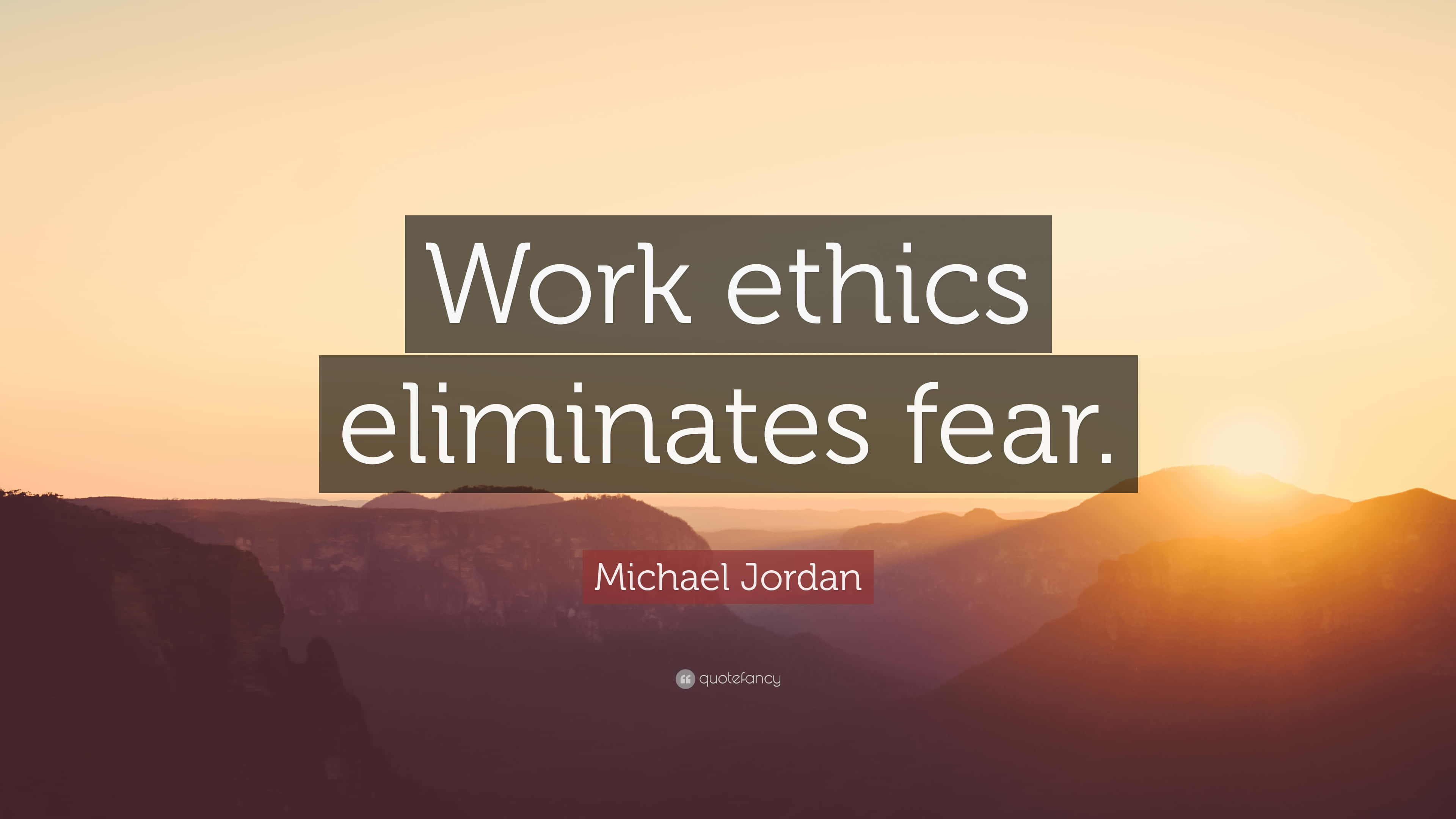 Inspirational Quotes 桌布 壁紙 — 山脊上的日落，疊加麥可喬丹的名言「職業道德消除恐懼」。