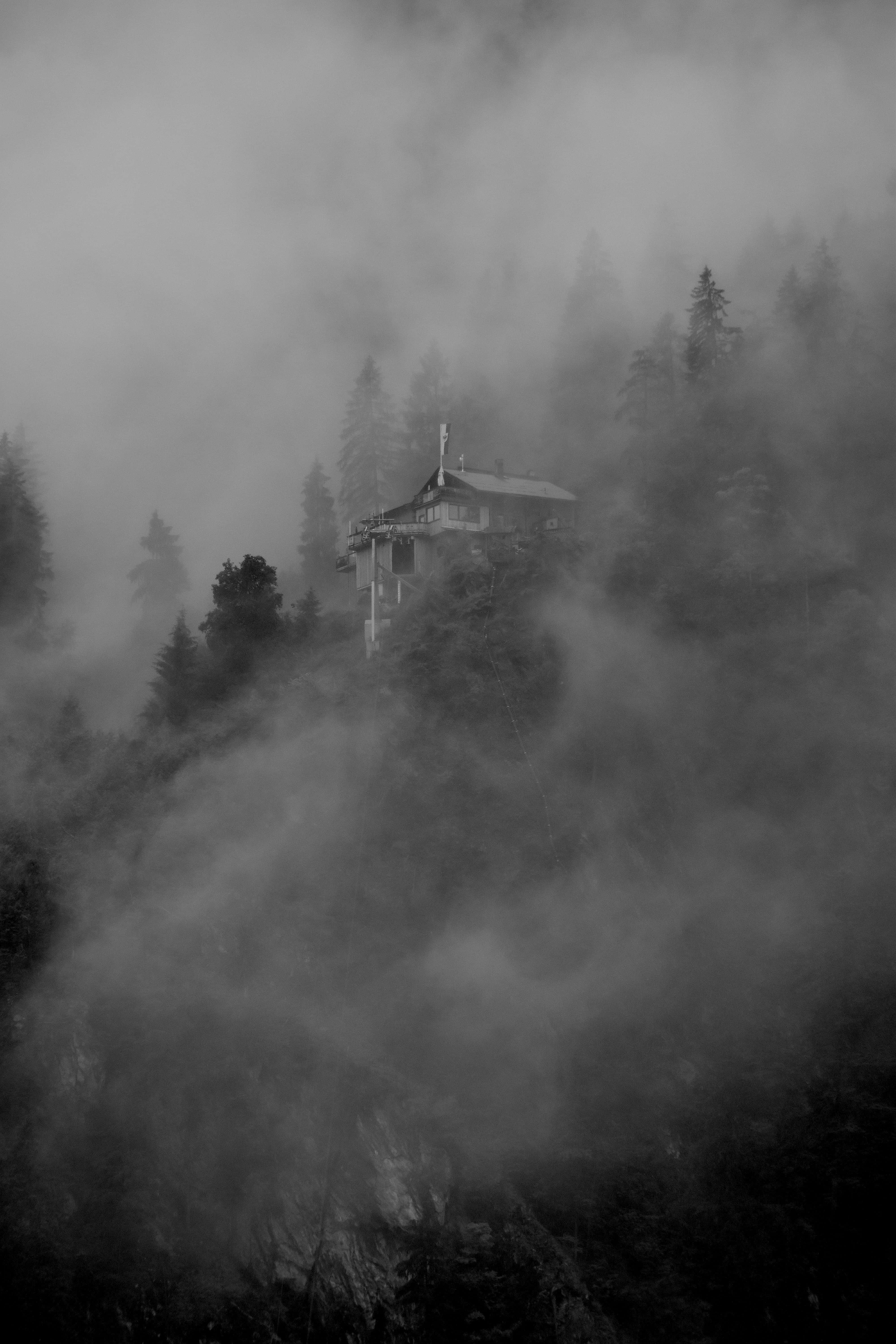 山間霧中的小屋 壁紙