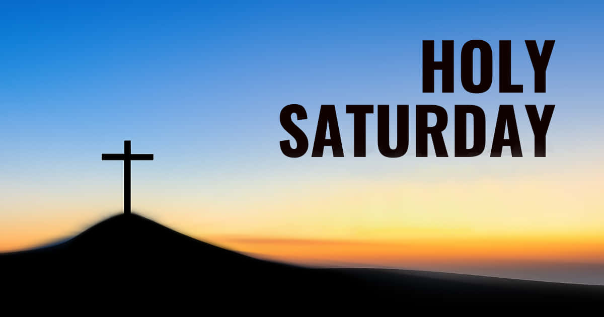 Holy Saturday 桌布 壁紙 — 山頂上十字架的剪影，襯著漸層的日落天空，並以粗體文字寫著聖週六。