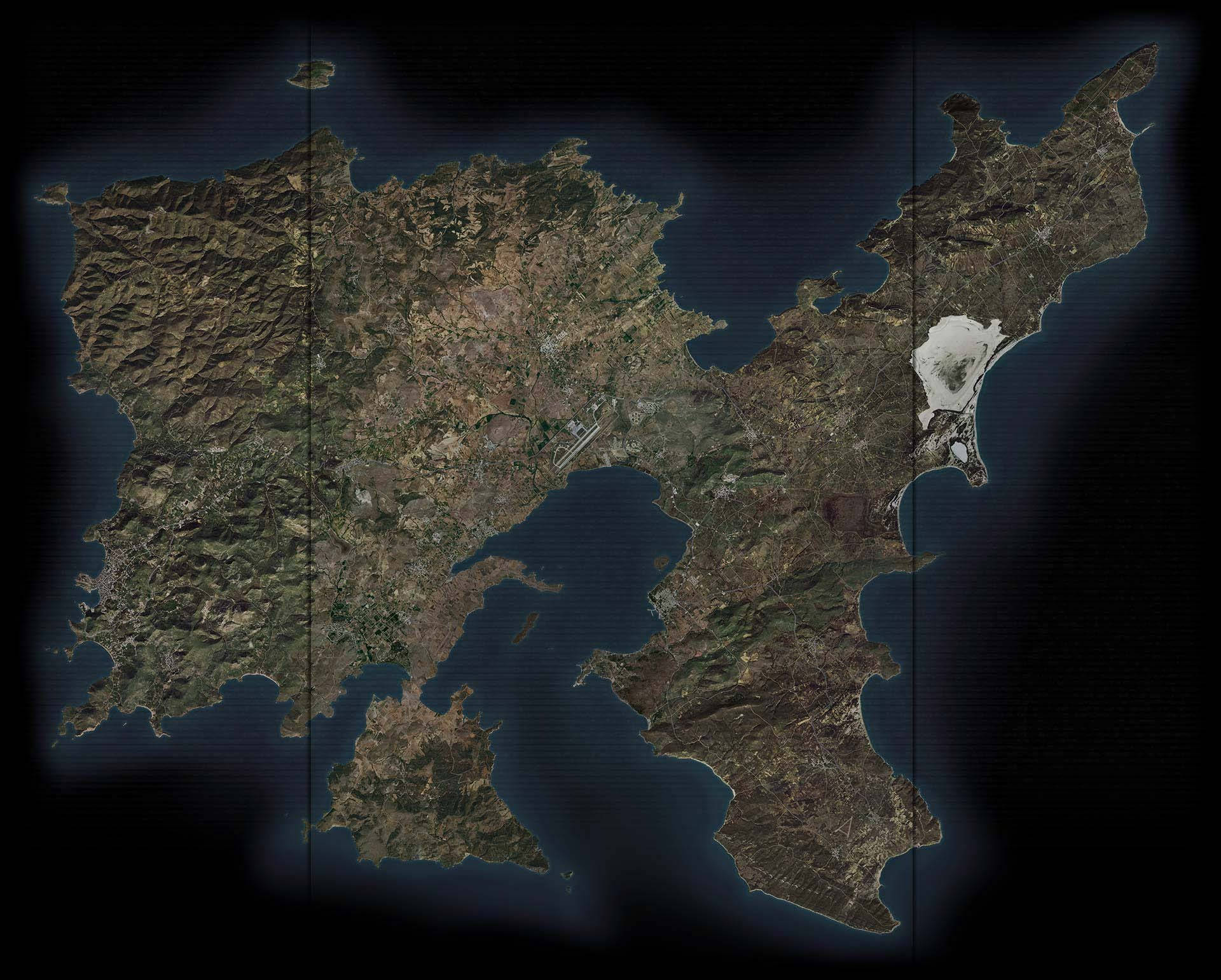 arma 桌布 壁紙 — 崎嶇海岸半島的衛星視圖，深藍色水域和多樣地形在黑暗大氣照明下。