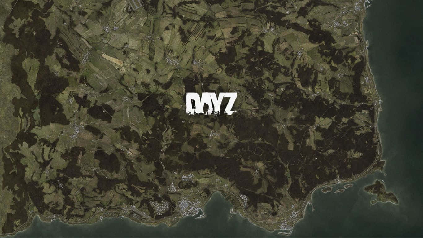1366x768 Dayz 桌布 壁紙 — 崎嶇海岸線的航空衛星視圖，擁有茂密森林和散落的定居點，並覆蓋著粗體白色「DAYZ」標誌。
