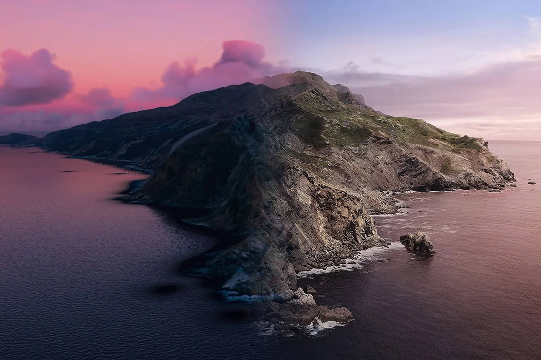 Catalina 桌布 壁紙 — 崎嶇的海岸懸崖沐浴在粉紅色和紫色的暮色中，海浪拍打著岩石海岸。