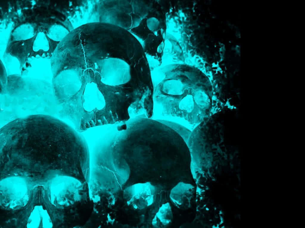 Evil Skull 桌布 壁紙 — 嵌入冰紋理中的發光青綠色頭骨，營造出令人毛骨悚然的視覺效果。
