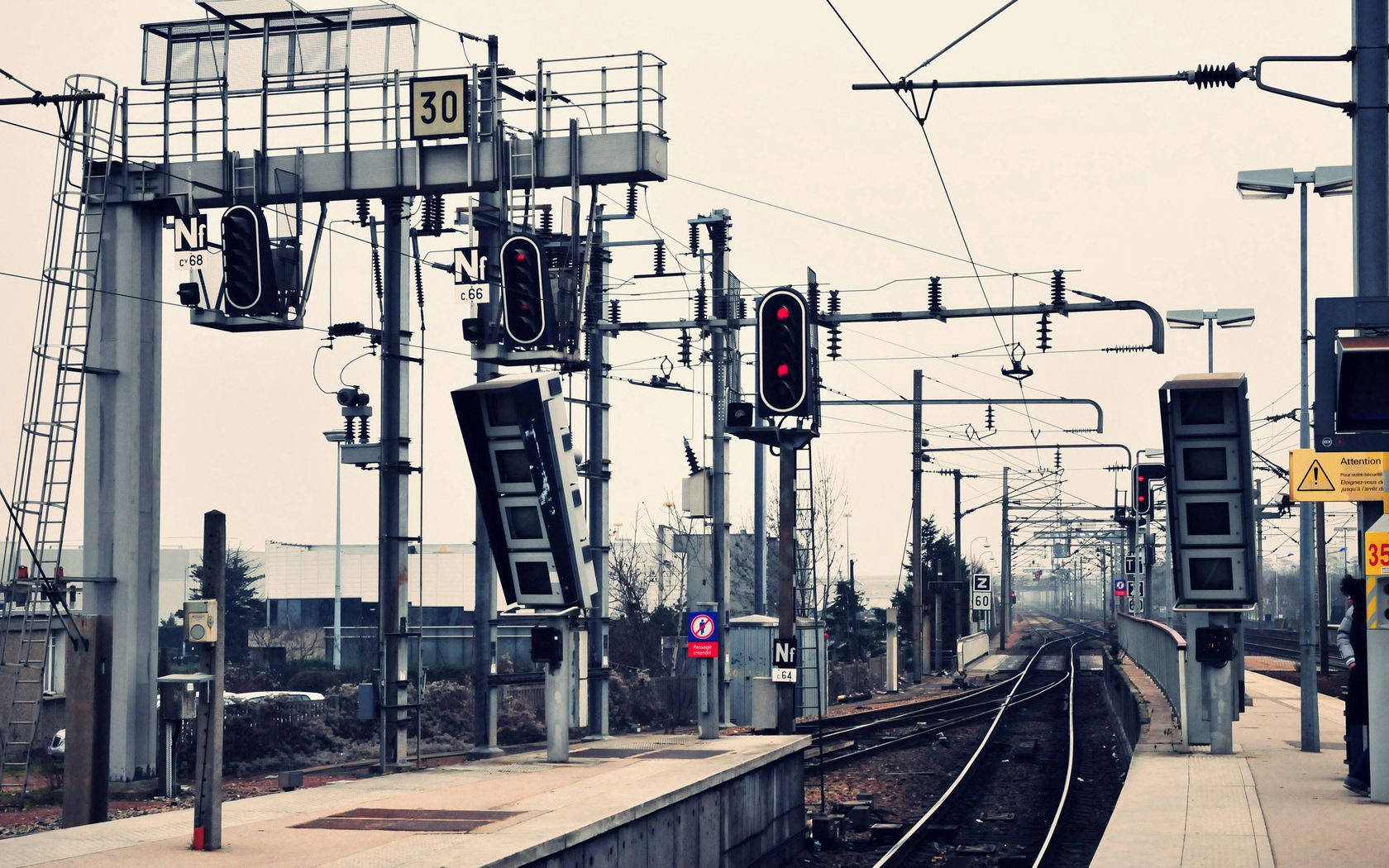 旅行 桌布 壁紙 — 工業火車站，多個信號燈和架空電線，天空朦朧。