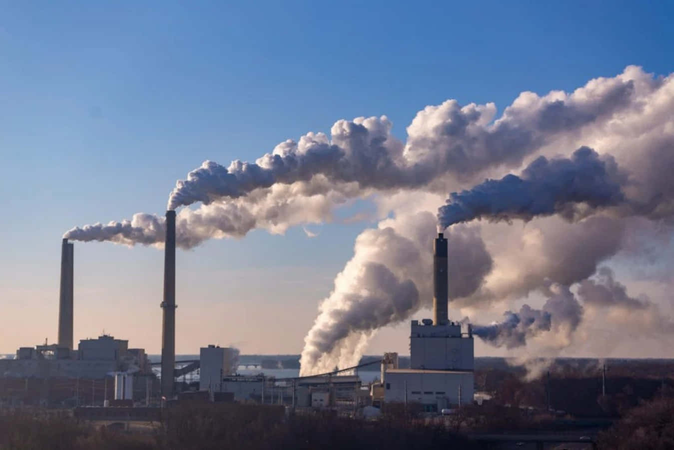 Factory 桌布 壁紙 — 工業發電廠的煙囪在日出時向晴朗的藍天噴出濃厚的灰色煙霧。