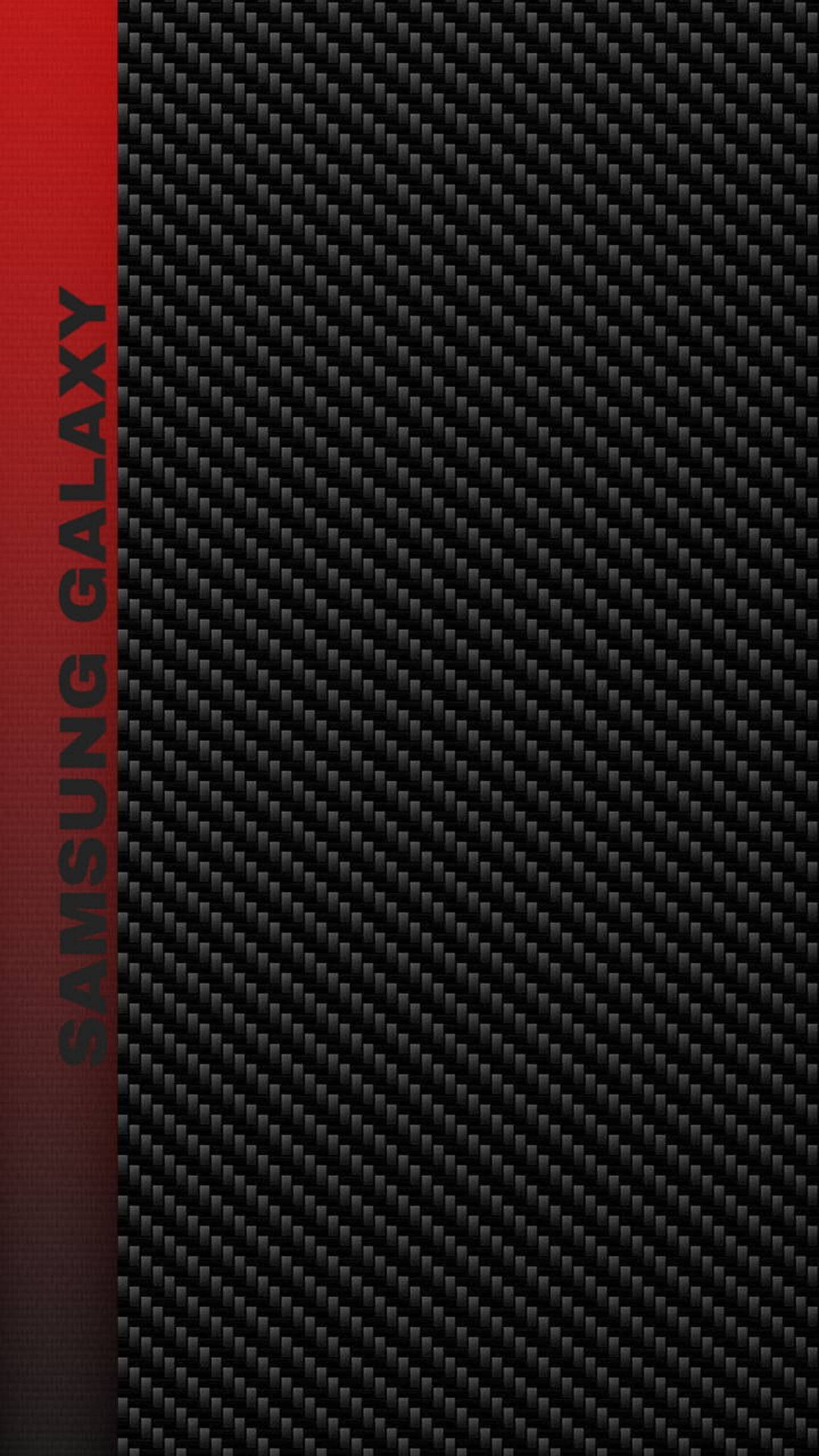 三星 桌布 壁紙 — 左側帶有垂直紅色Samsung Galaxy標誌條紋的時尚黑色碳纖維紋理壁紙。