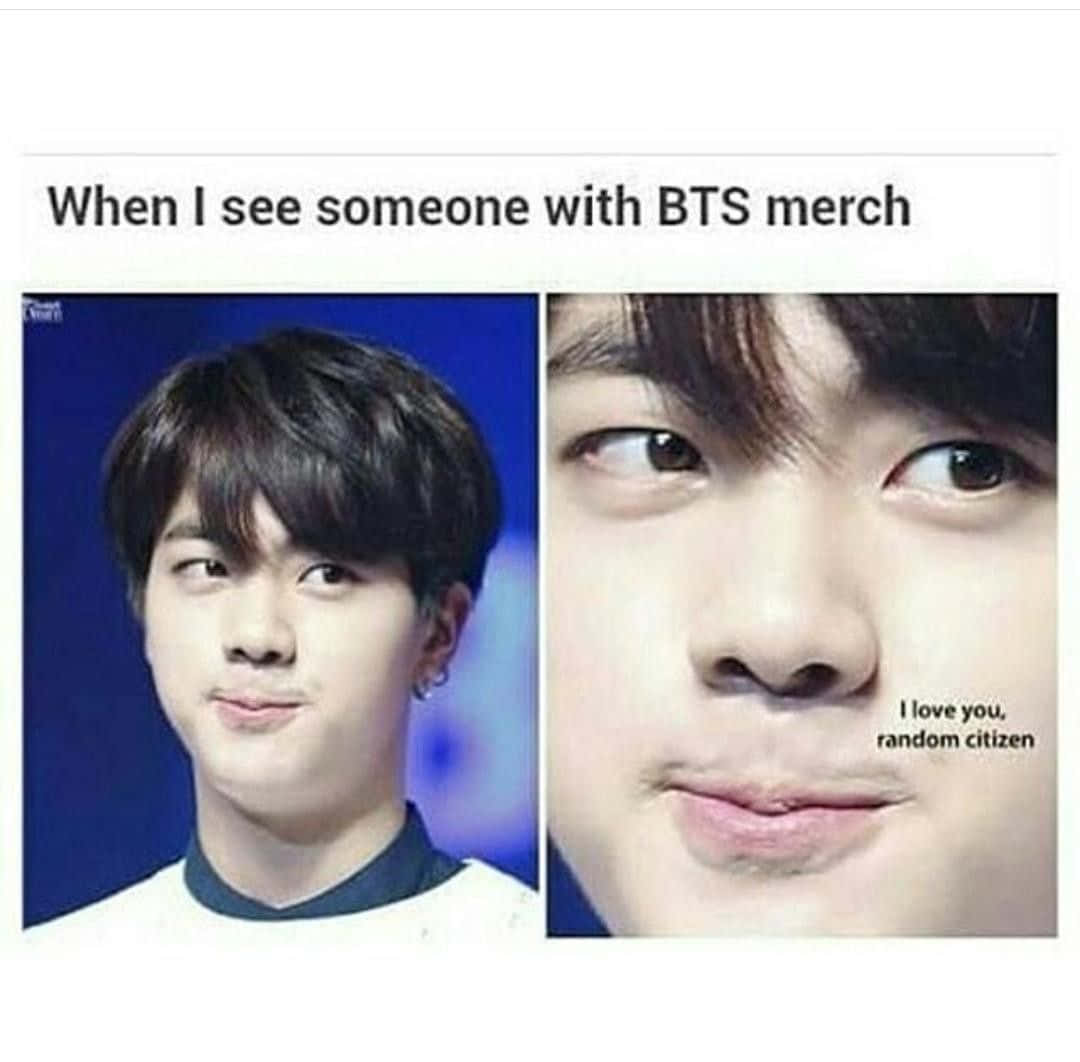 Bts Meme 桌布 壁紙 — 左邊是一個自鳴得意的男人，右邊是一個瞪大眼充滿愛意的男人，上面有文字覆蓋的分割圖像。