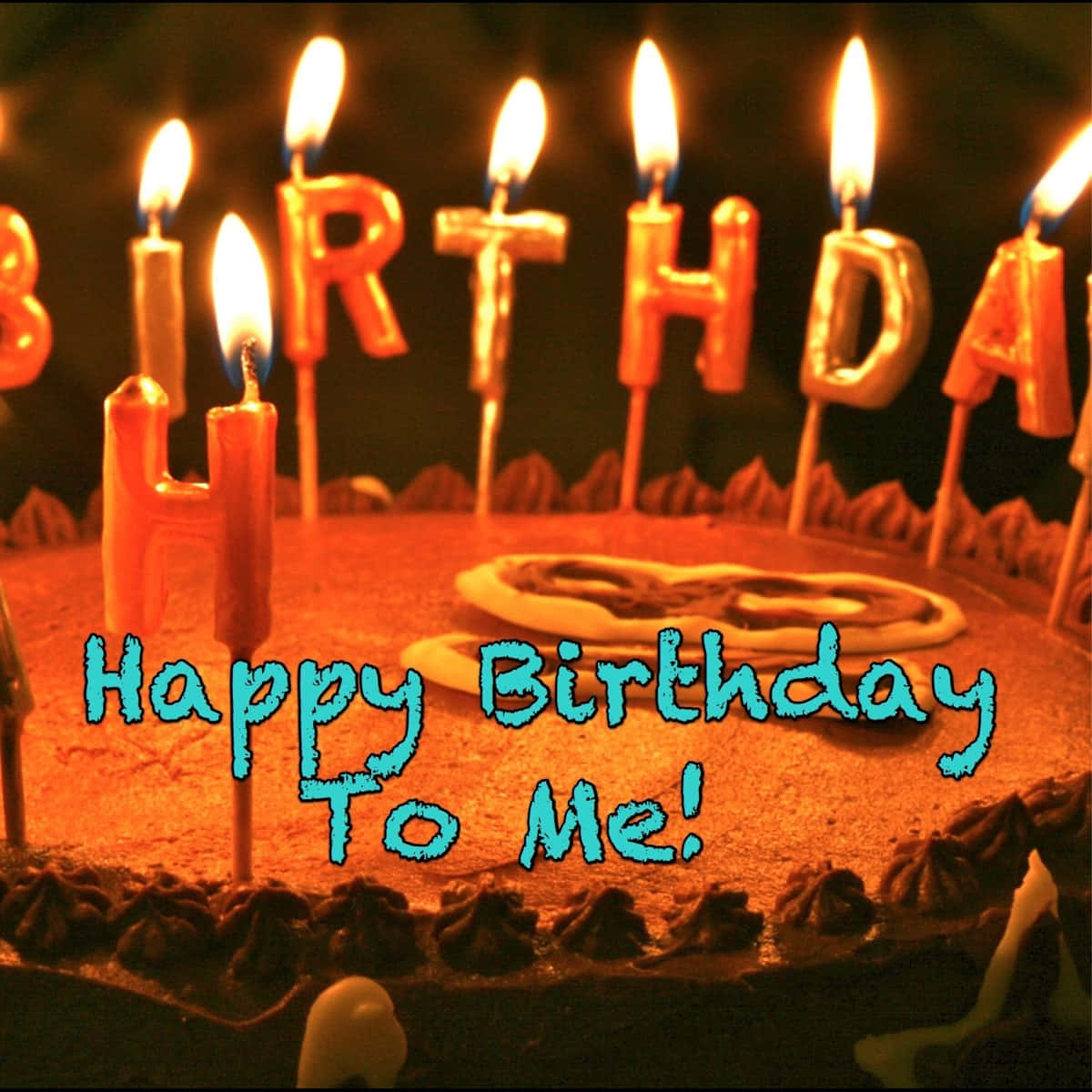 Happy Birthday To Me 桌布 壁紙 — 巧克力生日蛋糕的特寫，上面有燃燒的蠟燭拼出 'BIRTHDAY'，以及藍色文字寫着 'Happy Birthday To Me!'
