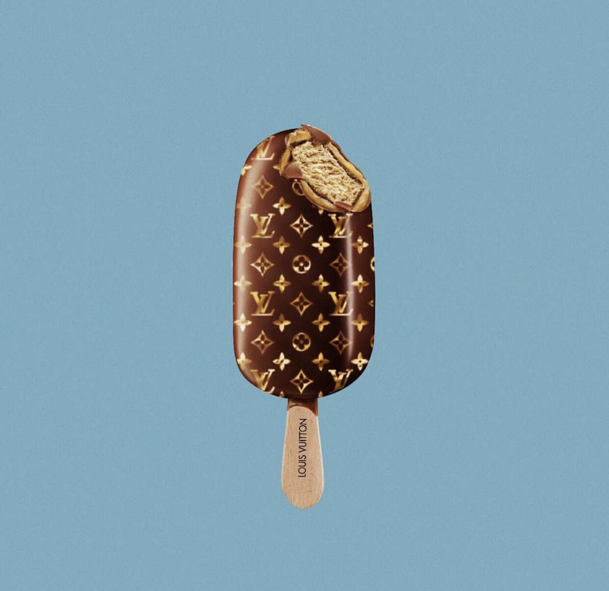 Louis Vuitton Aesthetic 桌布 壁紙 — 巧克力脆皮冰淇淋，帶有金色路易威登字母圖案和咬痕，背景為純藍色。