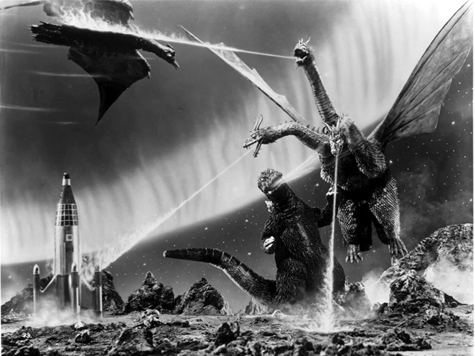 Classic Godzilla 桌布 壁紙 — 巨型怪獸哥吉拉與王者基多拉在戲劇性的黑白場景中碰撞，前景有一艘火箭船。