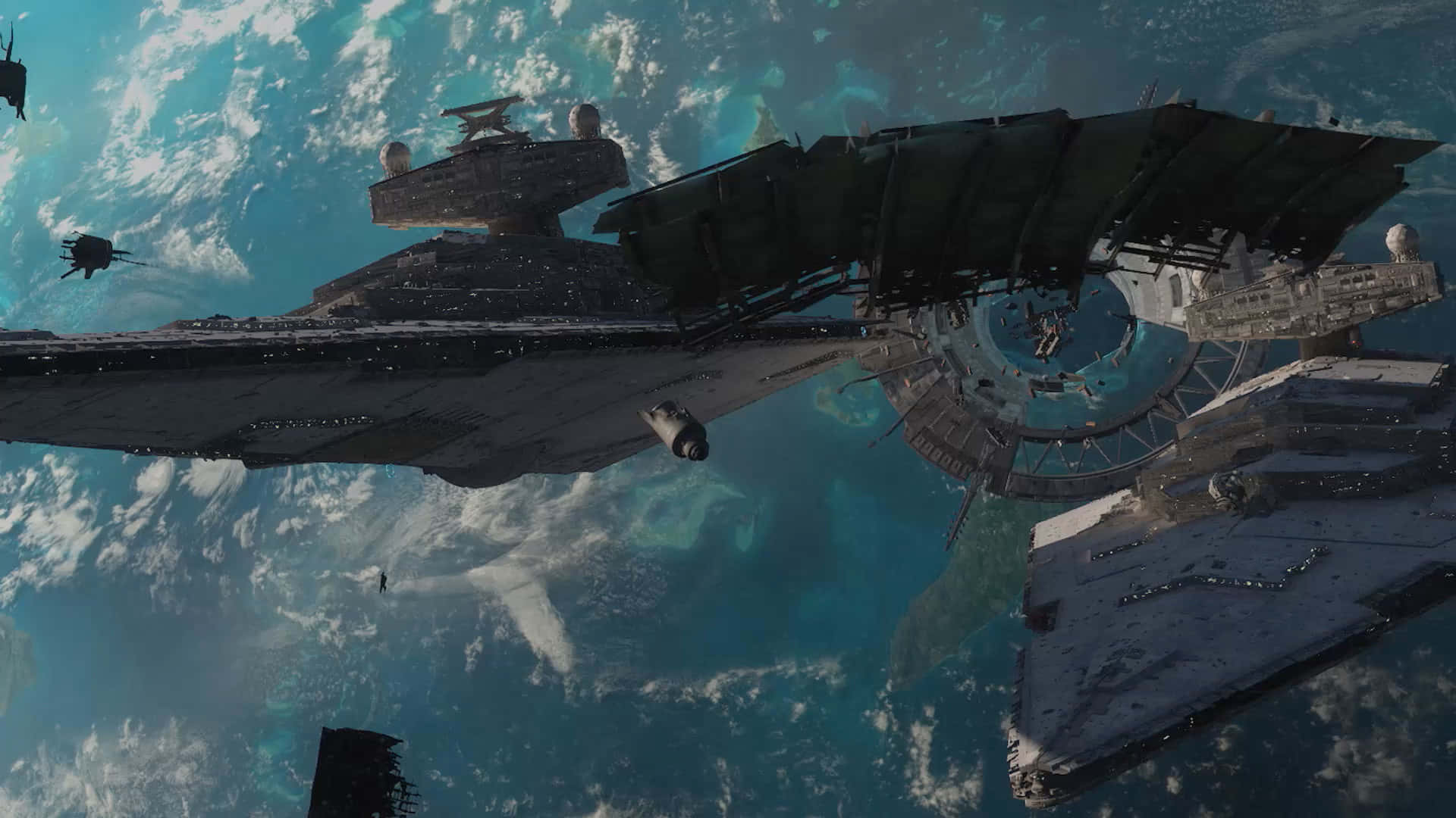 Scarif 桌布 壁紙 — 巨型星艦在一個擁有旋轉雲層和發光海洋的充滿活力的藍色行星上空戰鬥。