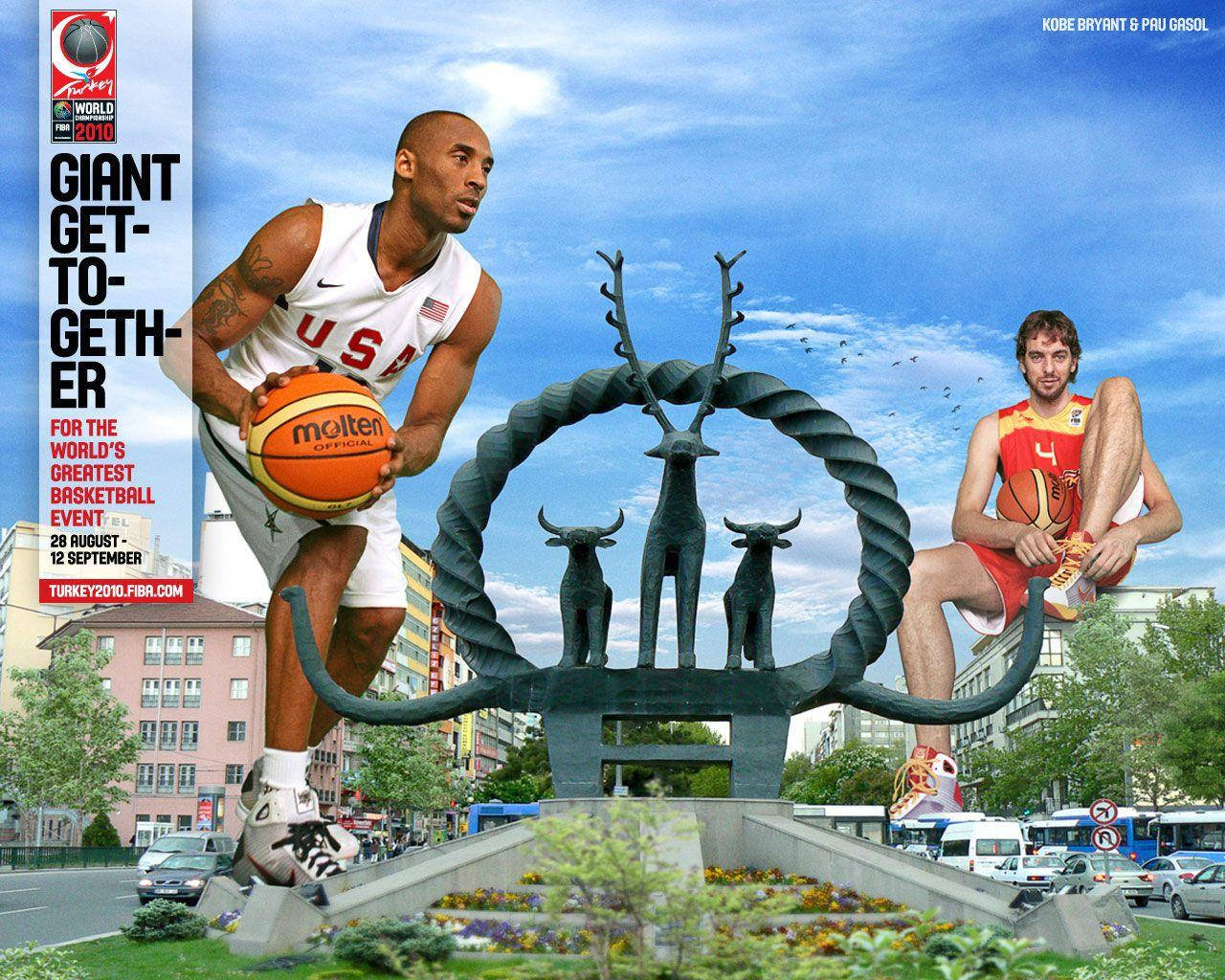 Pau Gasol 桌布 壁紙 — 巨型籃球運動員科比·布萊恩特和保羅·加索爾在明亮的藍天下，在城市廣場上圍繞著一隻鹿雕塑動態地擺姿勢。