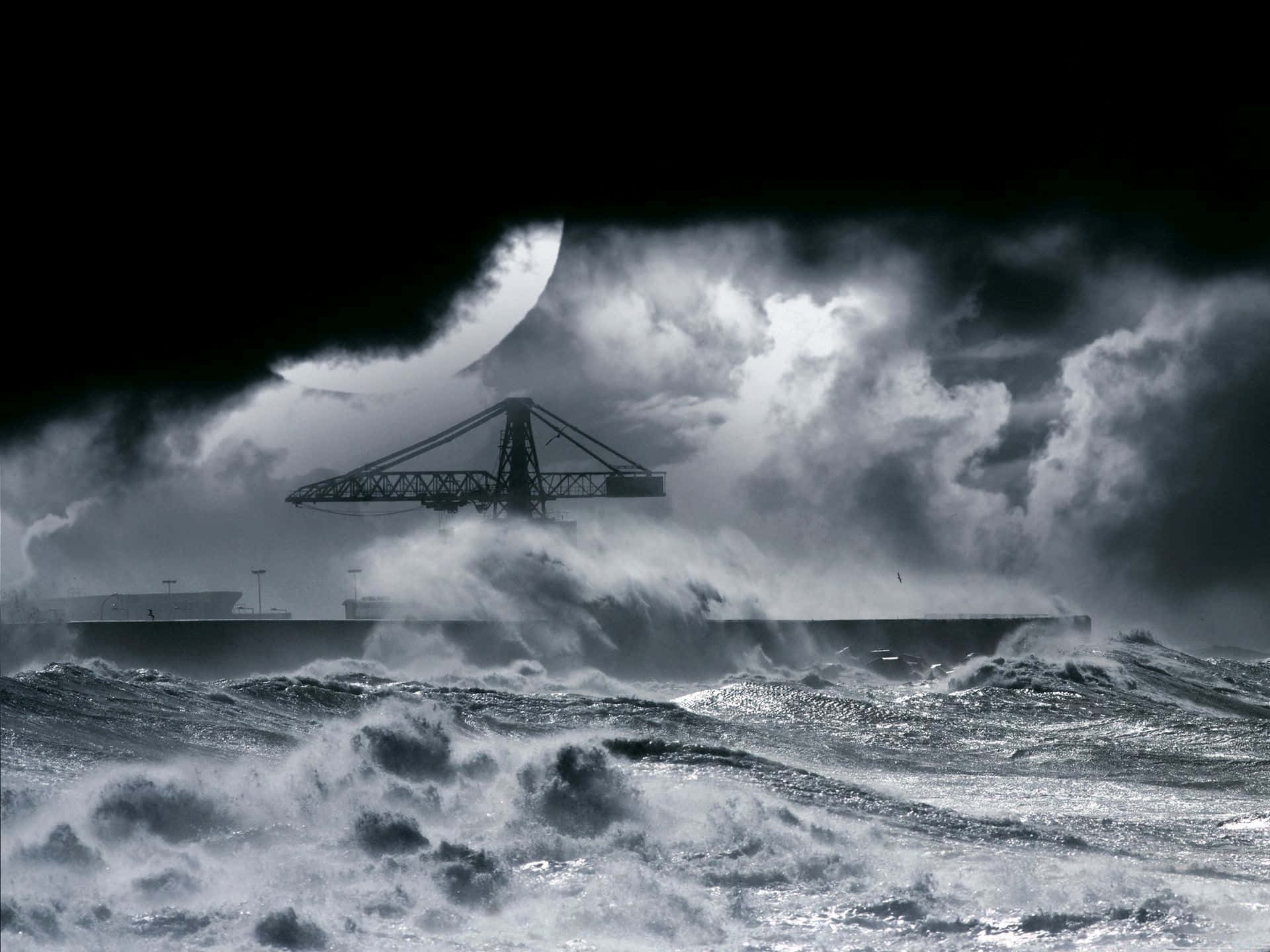 Ocean Storm 桌布 壁紙 — 巨型起重機在暴風雨中屹立不搖，海浪在彎月下拍打，呈現單色調。