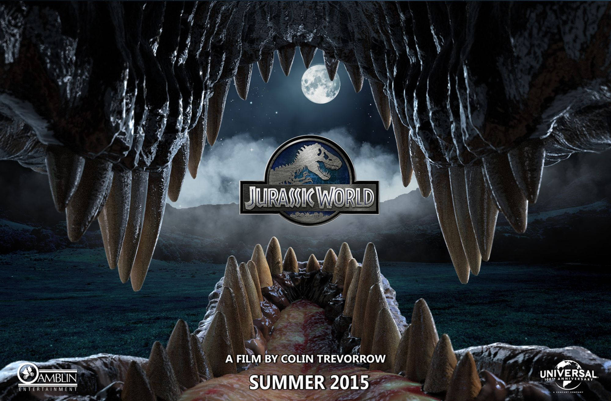 World 桌布 壁紙 — 巨大恐龍的下顎框住一個月光照耀的 Jurassic World 標誌，背景是一個黑暗的湖泊。