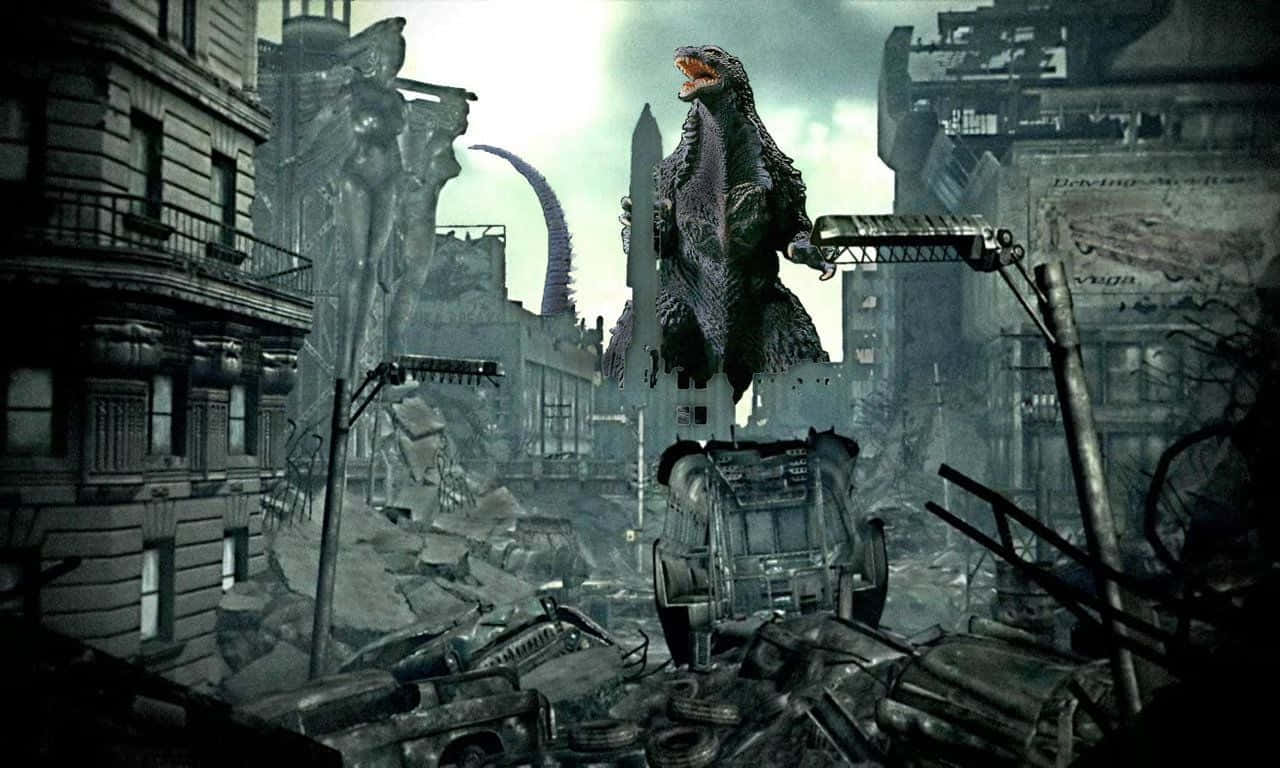 Godzilla 1954 桌布 壁紙 — 巨大的哥吉拉在陰沉天空下，於佈滿破碎建築物和翻倒車輛的毀滅城市景觀廢墟中咆哮。