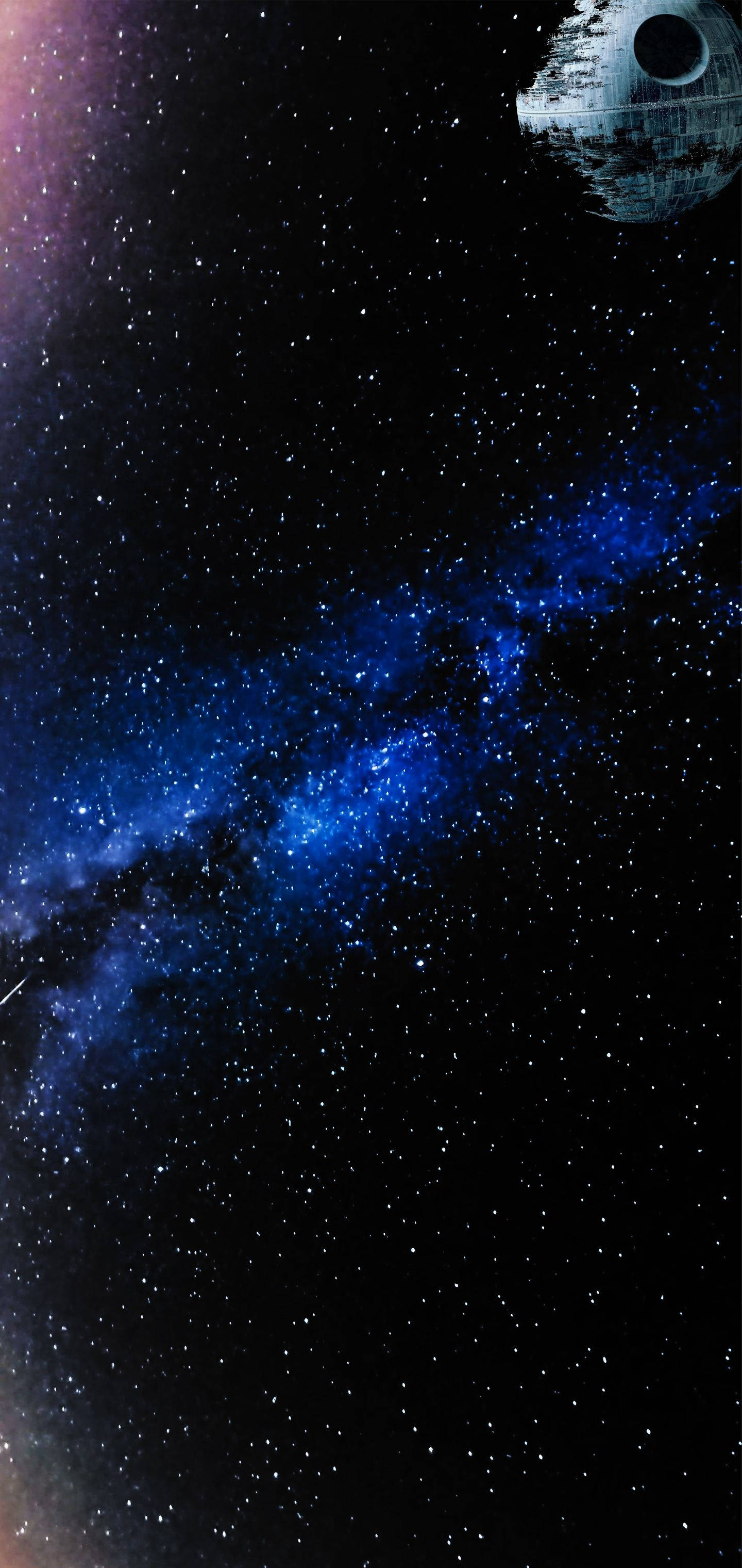 Galaxy S10 桌布 壁紙 — 巨大的死星在充滿恆星的宇宙空間中，籠罩在充滿活力的藍色星雲之上。