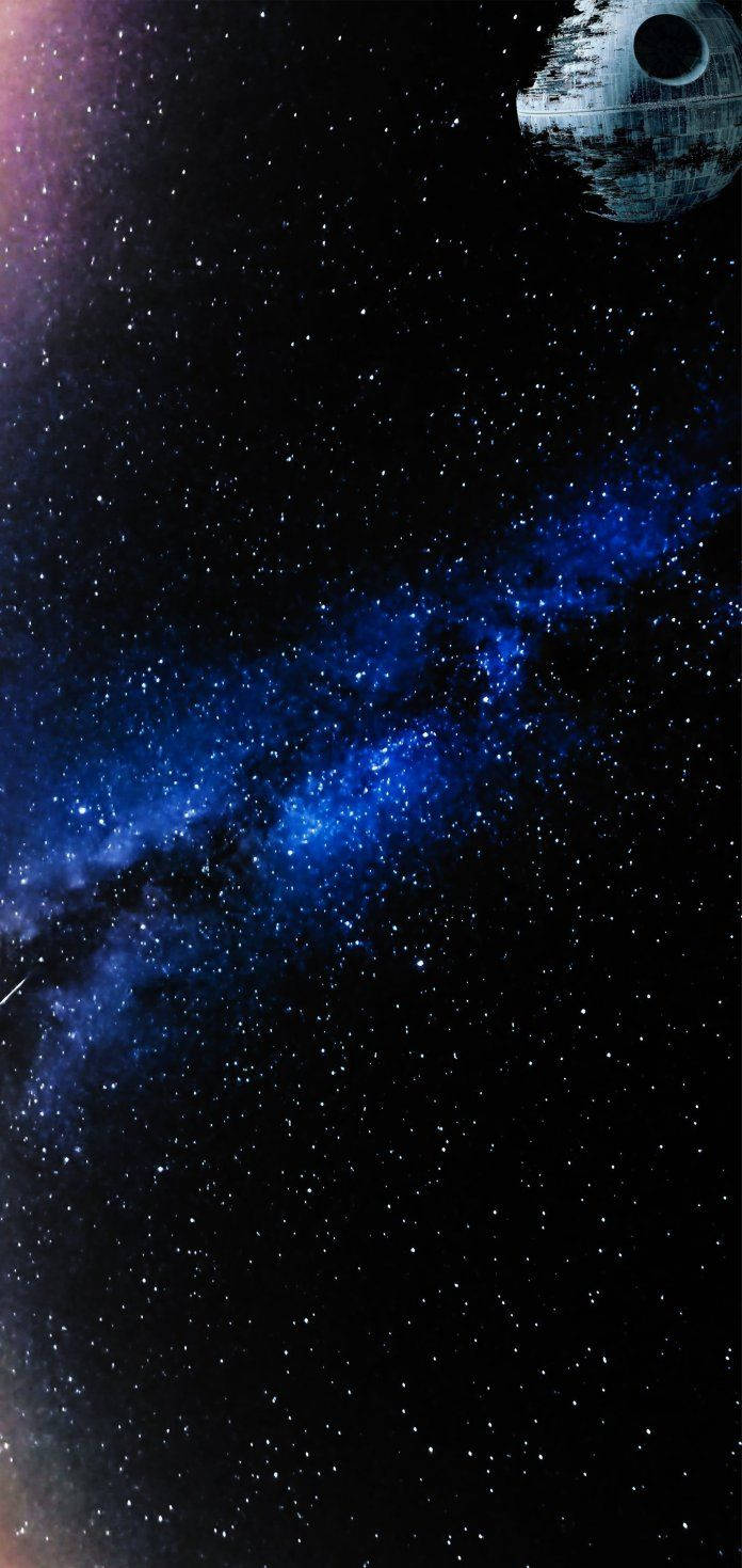 Galaxy S10 Plus 桌布 壁紙 — 巨大的死星籠罩在充滿星星的宇宙中一個充滿活力的藍色星雲之上。