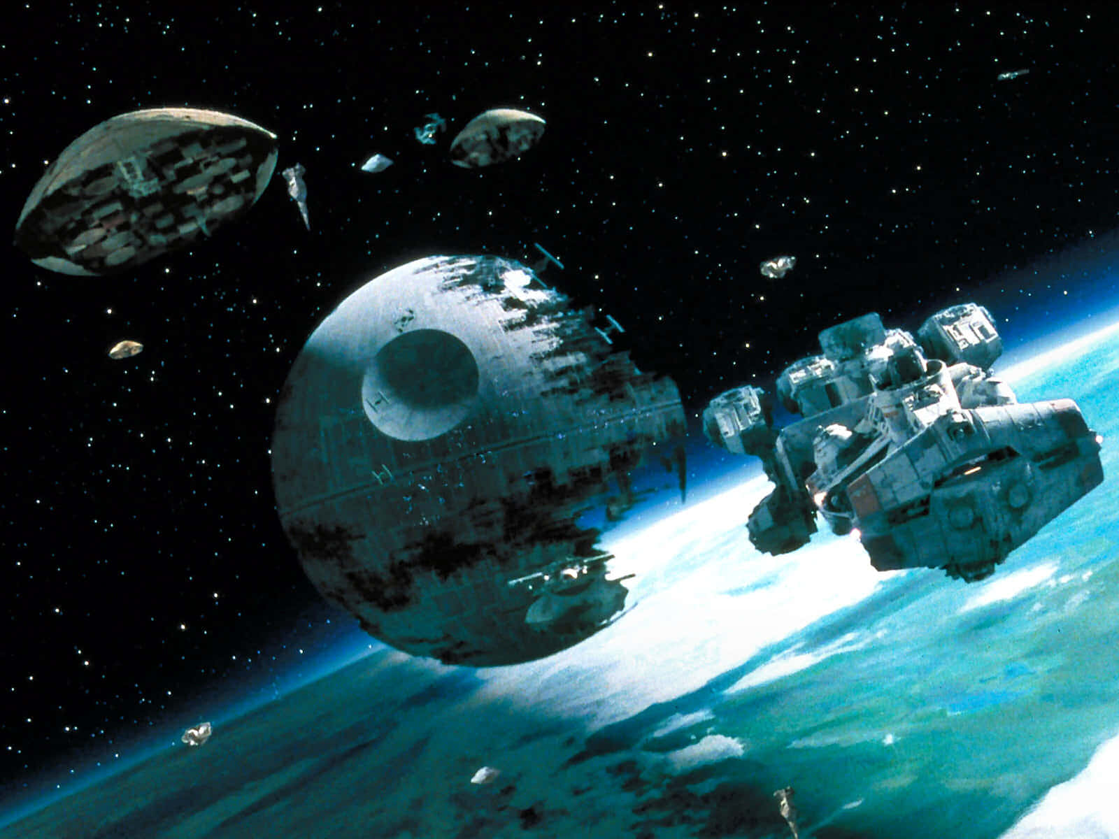 Death Star 桌布 壁紙 — 巨大的死星籠罩著一顆藍色星球，一架星際戰機在漂浮的太空碎片中飛過。