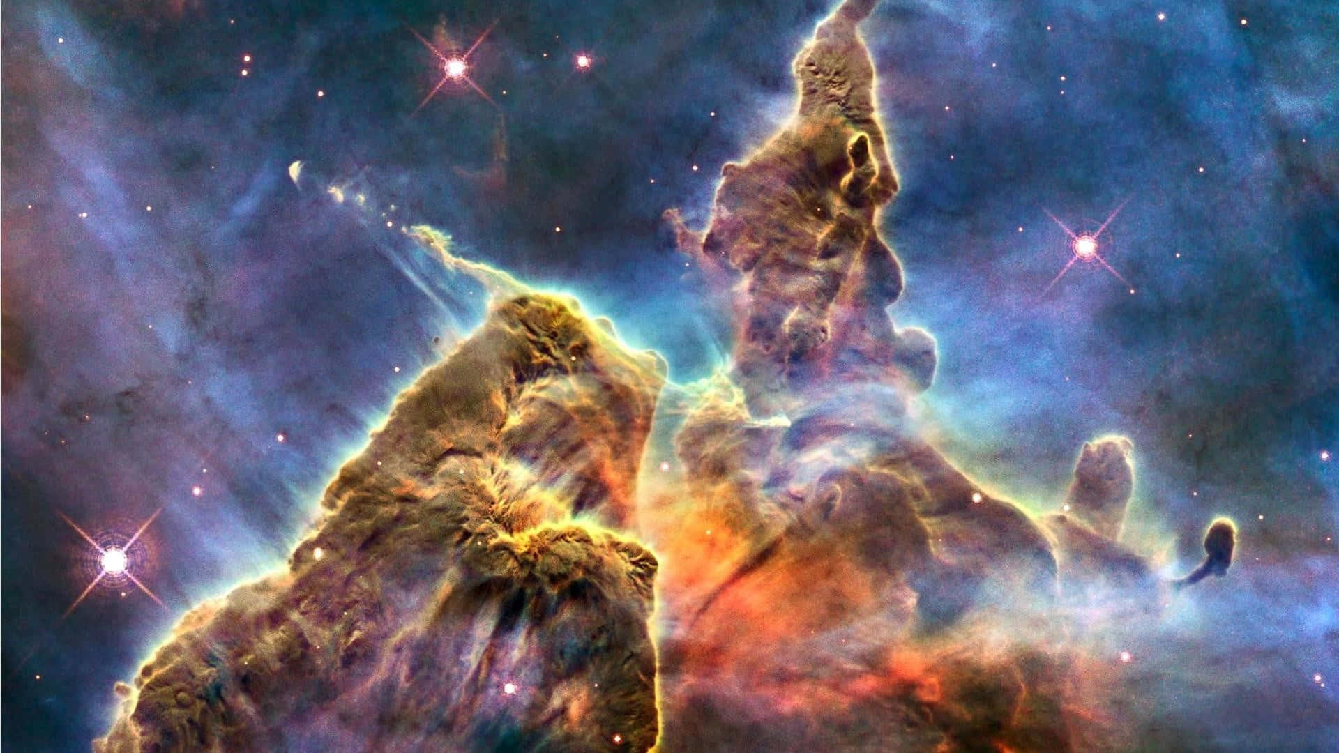 1920 X 1080 Nebula 桌布 壁紙 — 巨大的氣體和塵埃宇宙柱在星空中散發出火熱的橙色和冷藍色調。