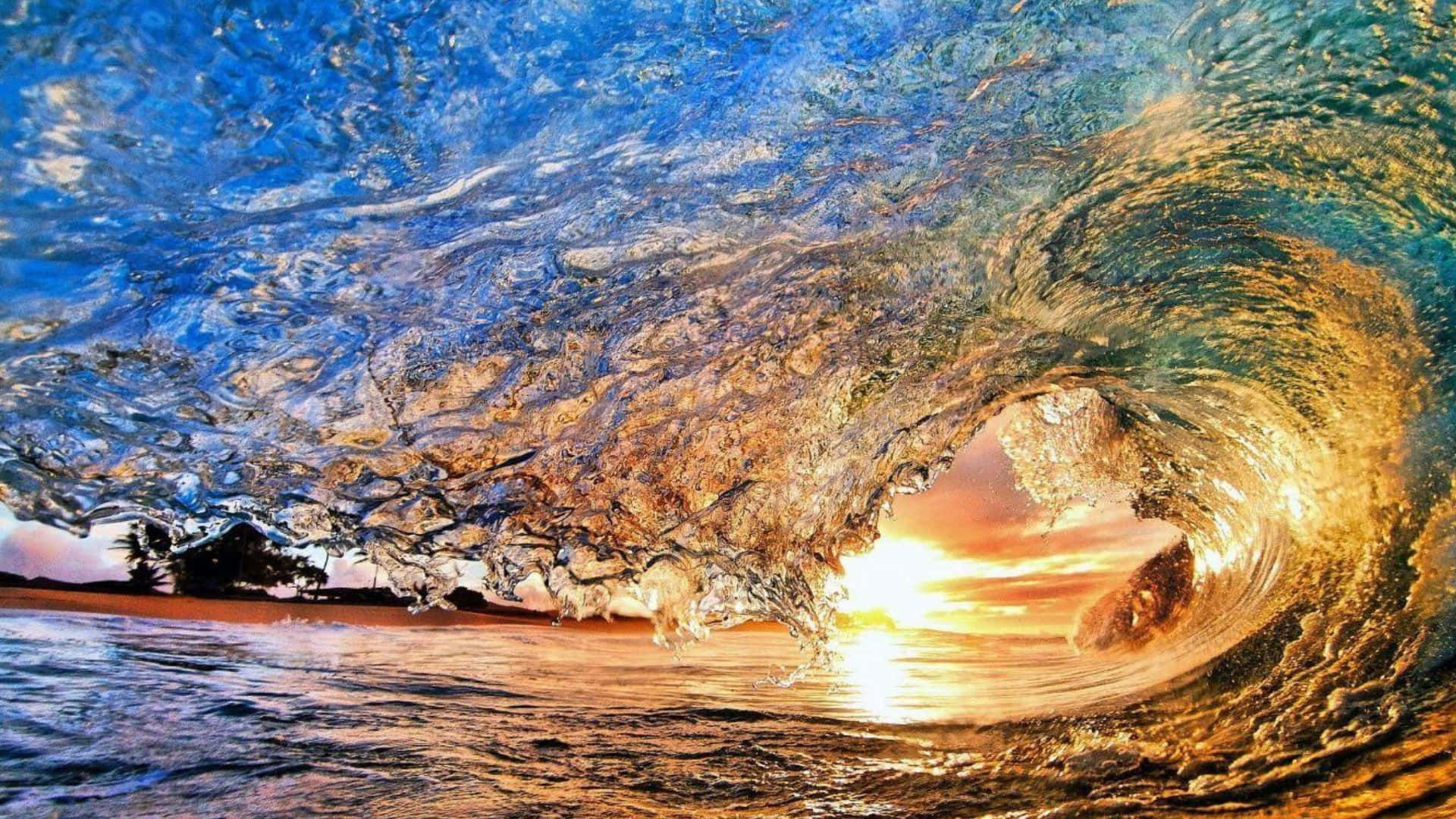 Beautiful Ocean 桌布 壁紙 — 巨大的海浪在日落時分在頭頂捲起，透過半透明的浪管露出金色的太陽。