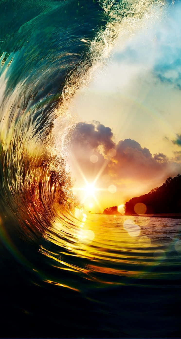 Wave 桌布 壁紙 — 巨大的海浪在日落時捲成完美的管狀，金色光芒穿透水面。