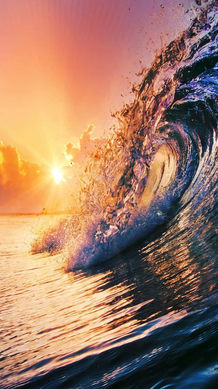 Wave iPhone 桌布 壁紙 — 巨大的海浪戲劇性地捲曲，映襯著火燒般的夕陽天空，金色陽光穿透雲層。