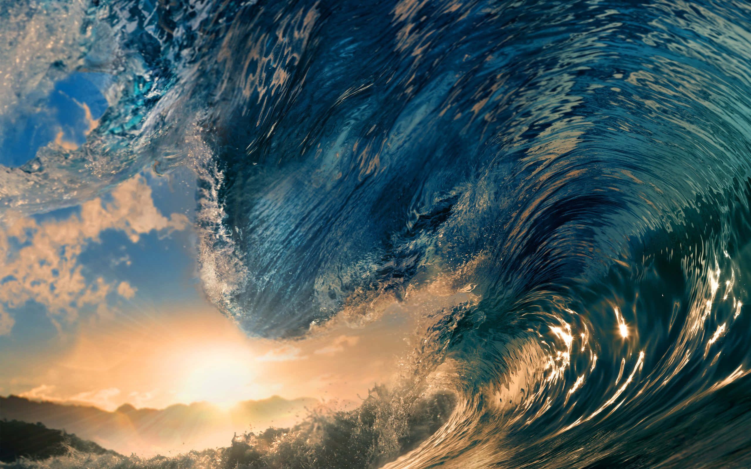 Wave 桌布 壁紙 — 巨大的海浪戲劇性地捲起，映襯著金色的日落天空和遠山。