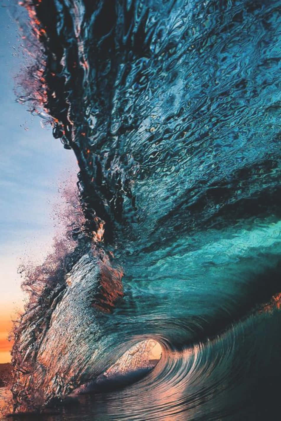 Aesthetic Wave 桌布 壁紙 — 巨大的海浪捲成完美的桶狀，熾熱的橙色日落光線穿透其半透明的藍綠色牆壁。