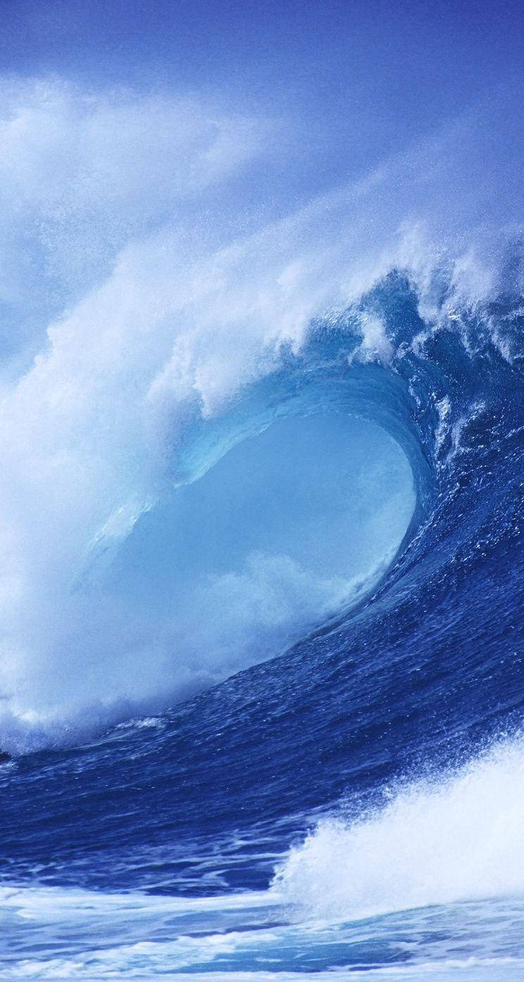 Wave 桌布 壁紙 — 巨大的海浪捲成完美的筒狀，帶著泡沫般的白色浪花，映襯著清澈的藍天。