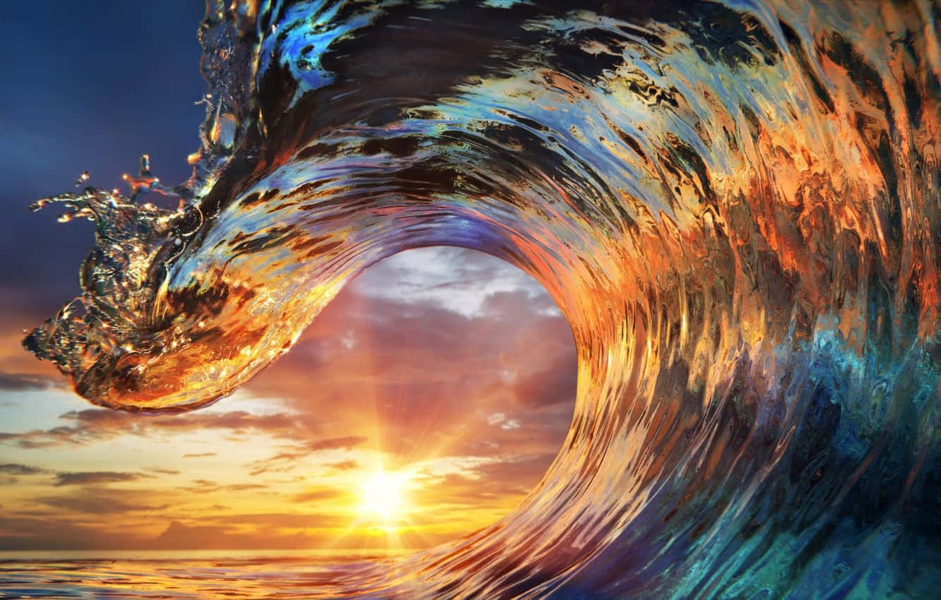 waves 桌布 壁紙 — 巨大的海浪捲成完美的管狀，框住熾熱的夕陽，伴隨著火橙色和深藍色的海水。