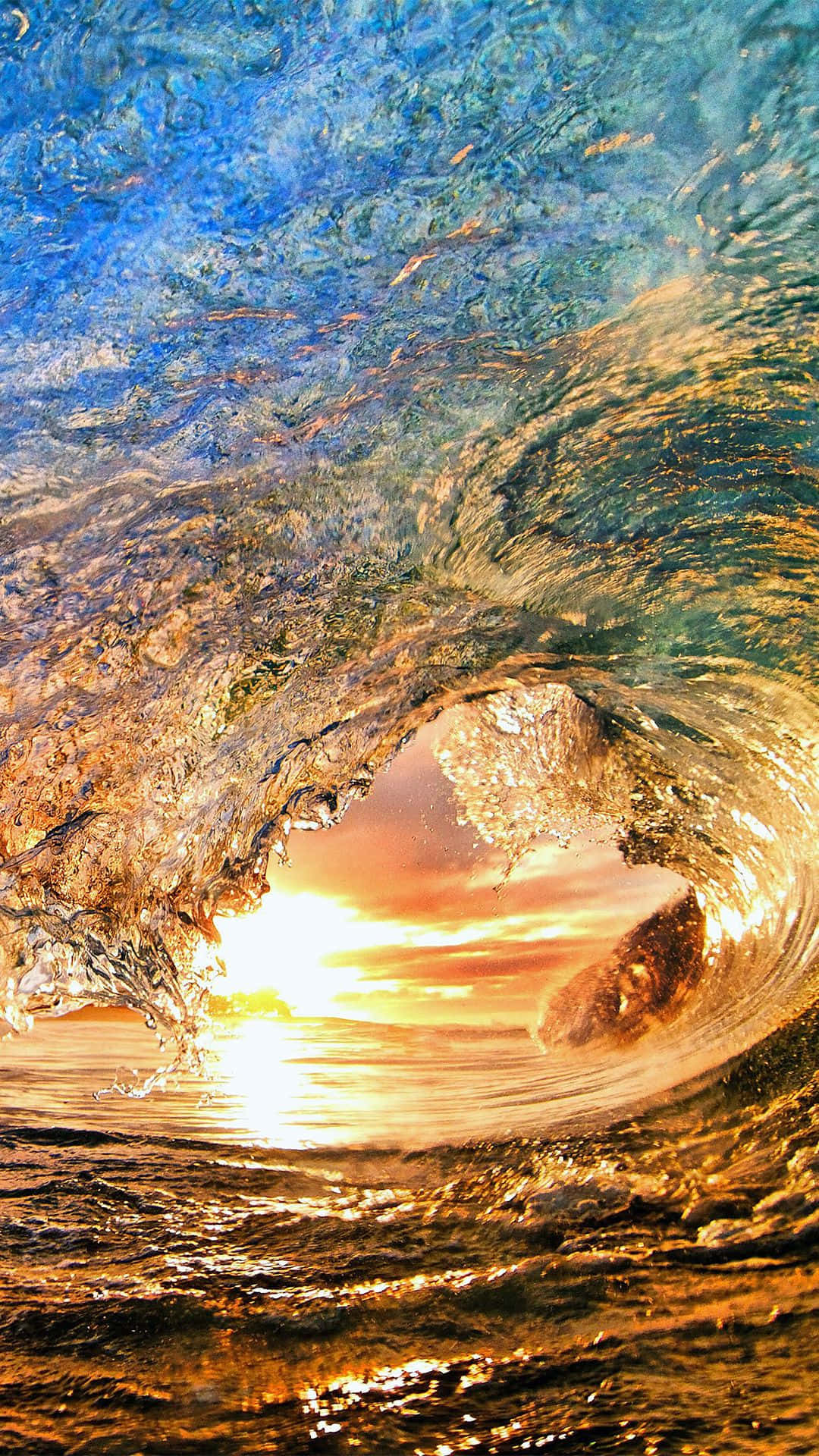Wave 桌布 壁紙 — 巨大的海浪捲曲成隧道，露出背後閃耀的日落。