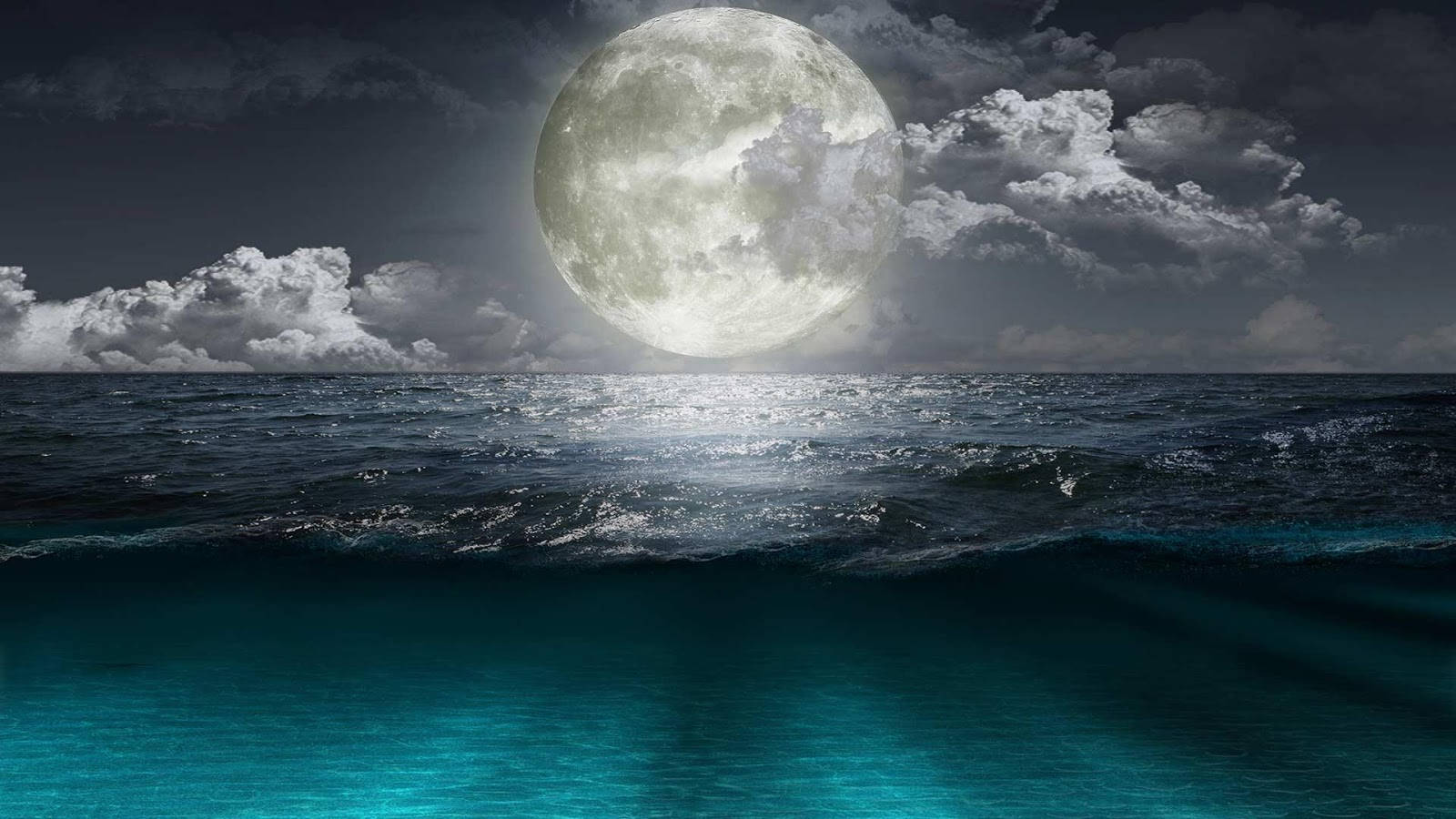 Beautiful Full Moon 桌布 壁紙 — 巨大的滿月照亮了黑暗雲層下波濤洶湧的海洋，散發出充滿活力的藍綠色水下光芒。