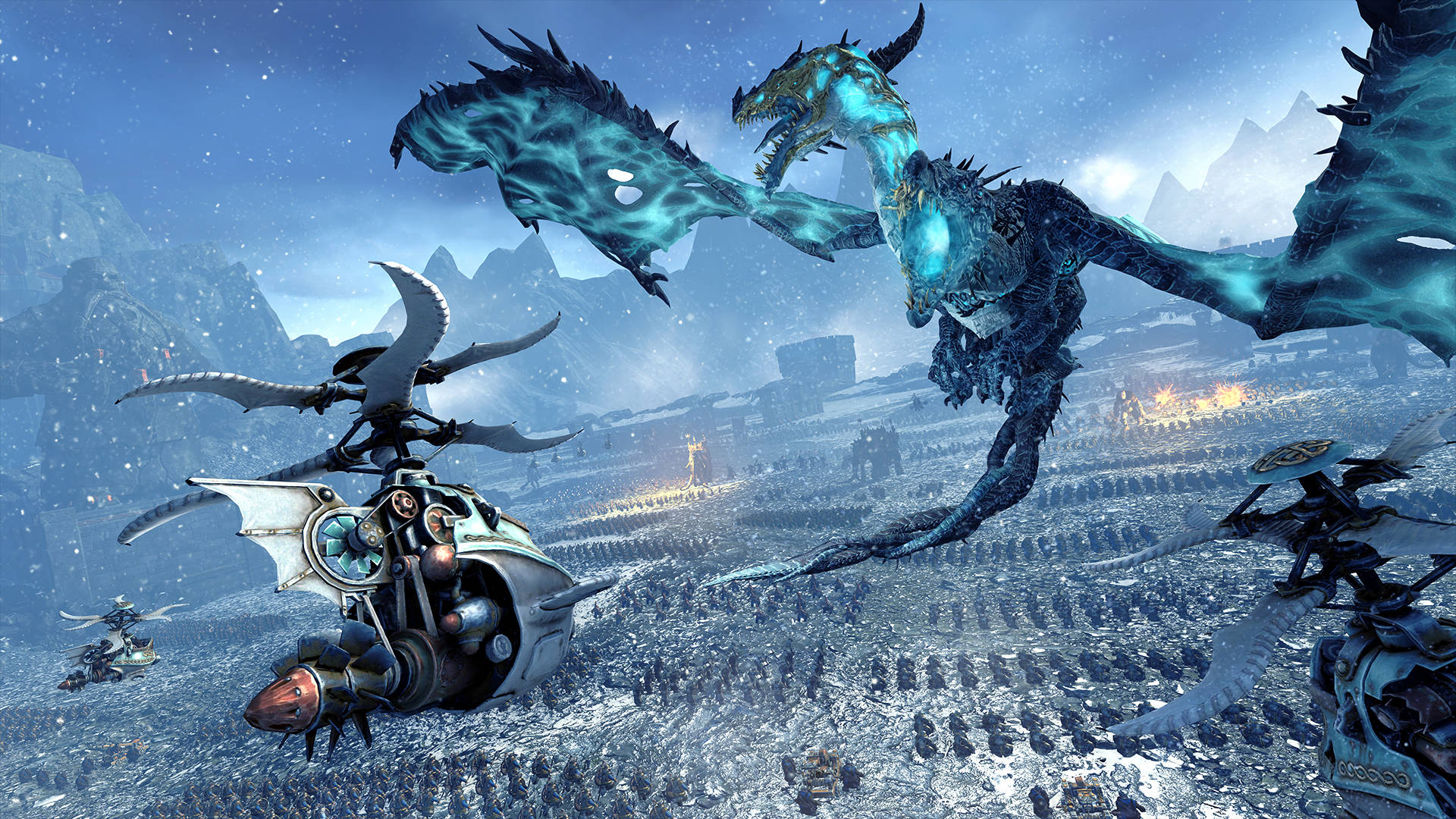 Total War Warhammer 2 桌布 壁紙 — 巨大的發光藍色巨龍在雪地戰場上空翱翔，機械飛行器在鋸齒狀山脈的背景下於下方戰鬥。