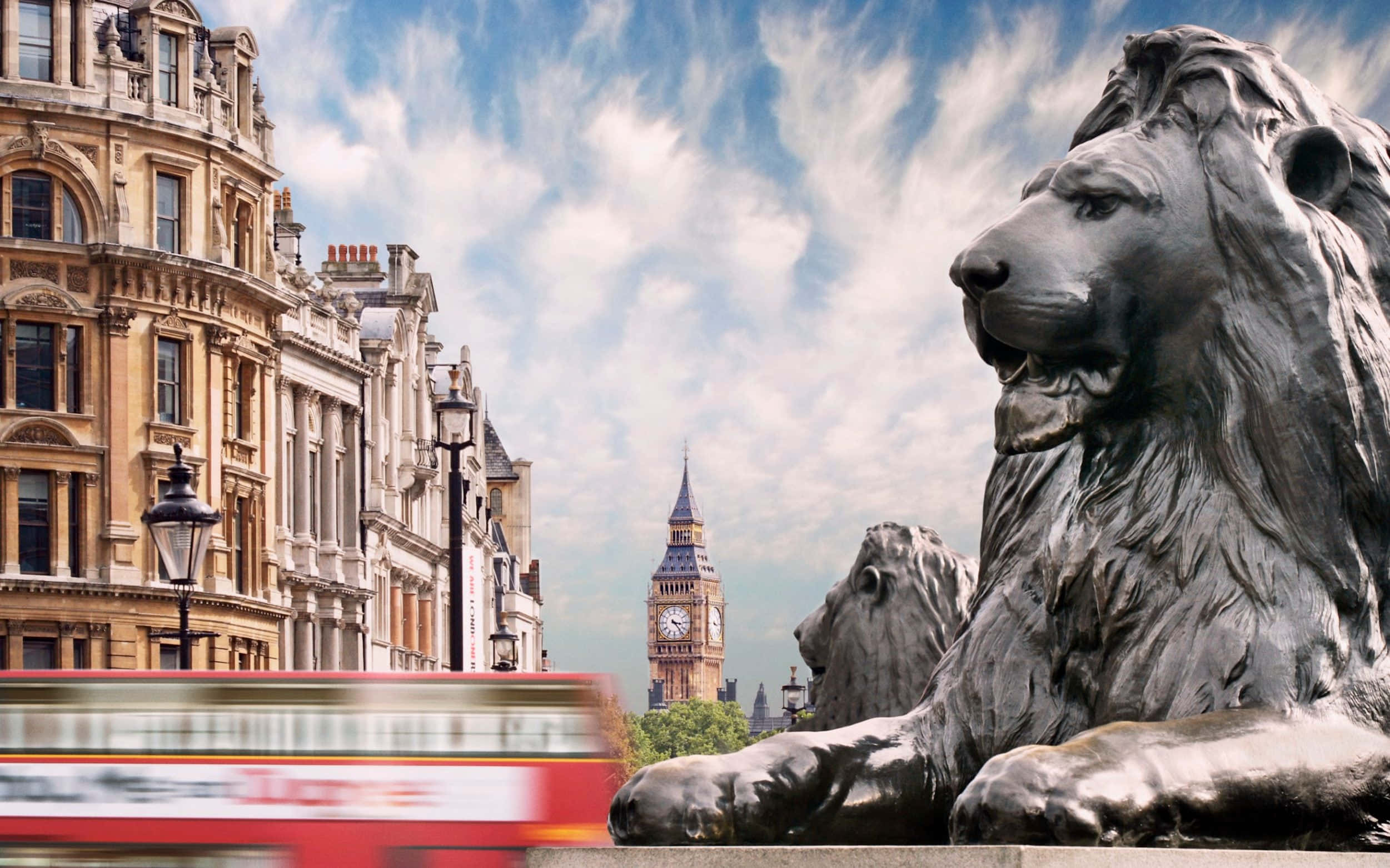 big ben 桌布 壁紙 — 巨大的石獅子雕像守衛著倫敦的一條街道，有大笨鐘和一輛行駛中的紅色雙層巴士。
