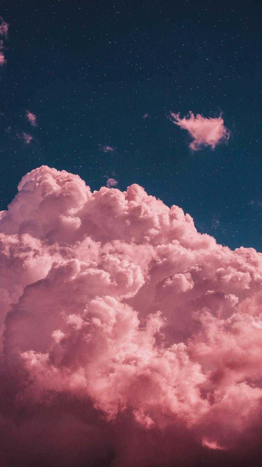 Cloud 桌布 壁紙 — 巨大的粉紅色雲層在深藍色色調和散落星星的星空夜空中佔據主導地位。