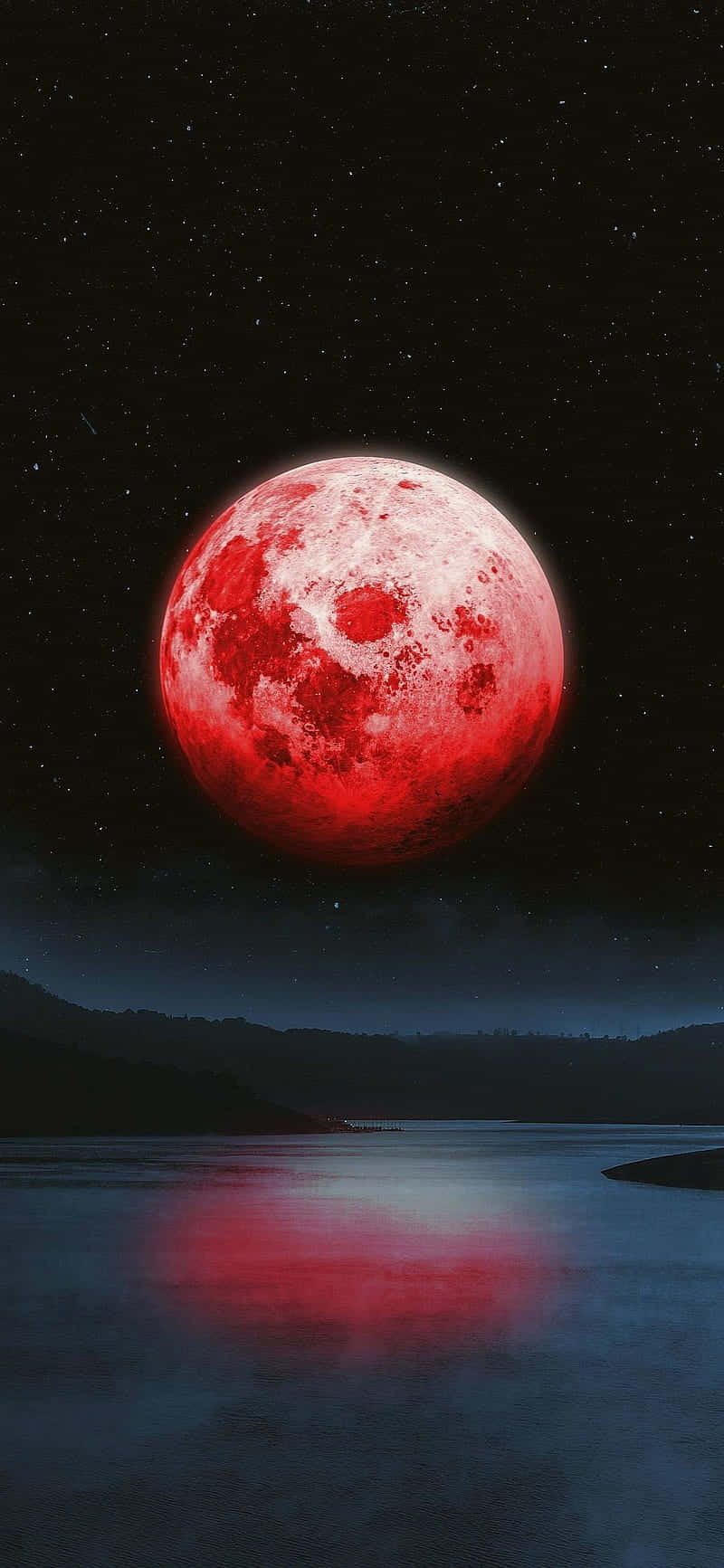 blood moon 桌布 壁紙 — 巨大的紅月亮在黑暗的湖面上發光，將其怪異的光芒反射到繁星點點的夜空。
